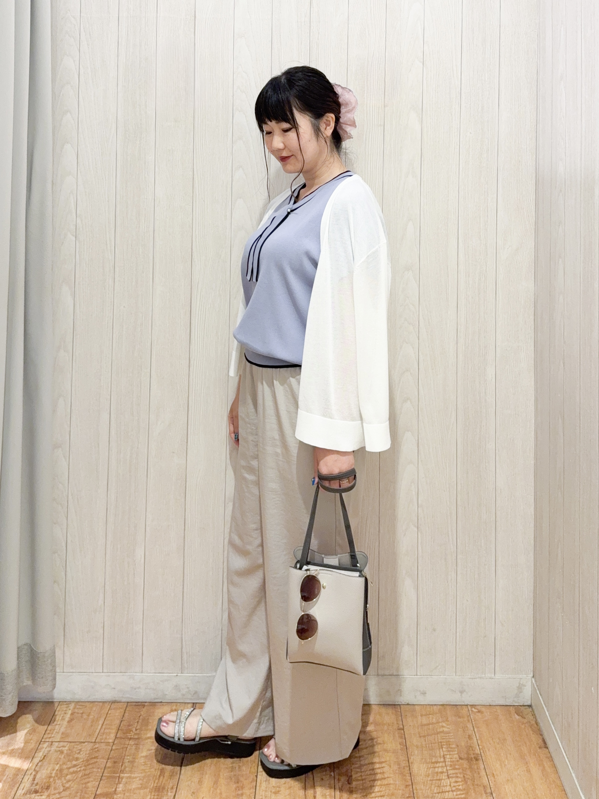愛さんの「SHOO･LA･RUE｜【ひんやり/洗濯機可/S-LL】オンにもオフにも マルチに使えるボタンレスカーディガン」を使ったコーディネート