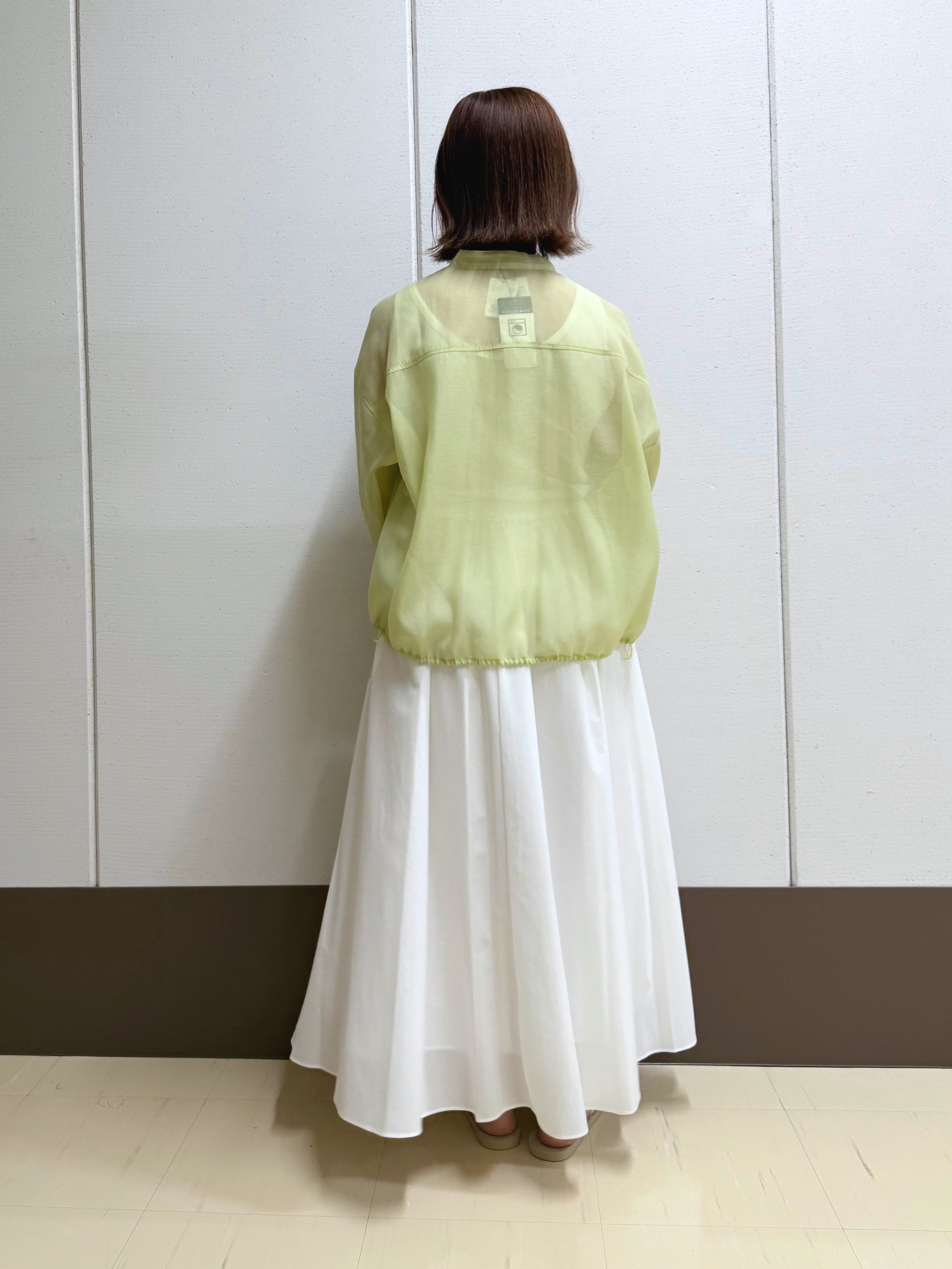 Rikoさんの「INDIVI｜【撥水／UVケア／SETUP可能】軽量マキシ丈タックスカート」を使ったコーディネート