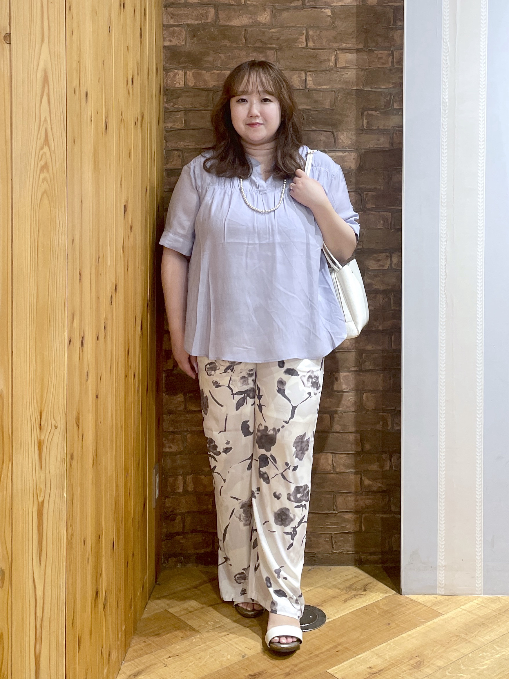 Risaさんの「SHOO･LA･RUE｜【ひんやり/UV】お袖の長さが調整出来る シャーリングスキッパーブラウス」を使ったコーディネート