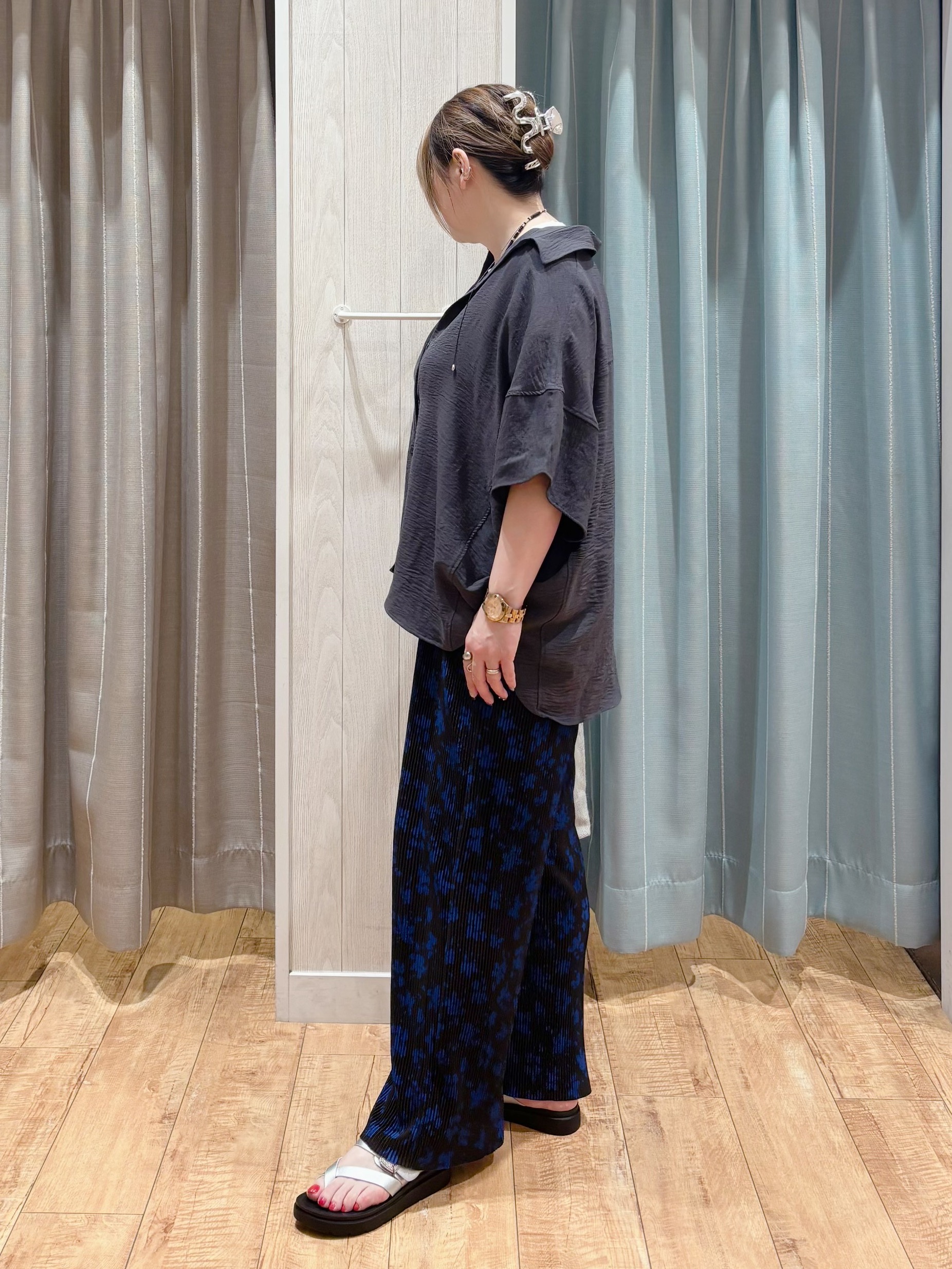 HANAさんの「SHOO･LA･RUE｜【高レビュー/洗濯後しわになりにくい/体型カバー】きちんとゆるっと 大人の抜け感 ポンチョ風カラーシ」を使ったコーディネート