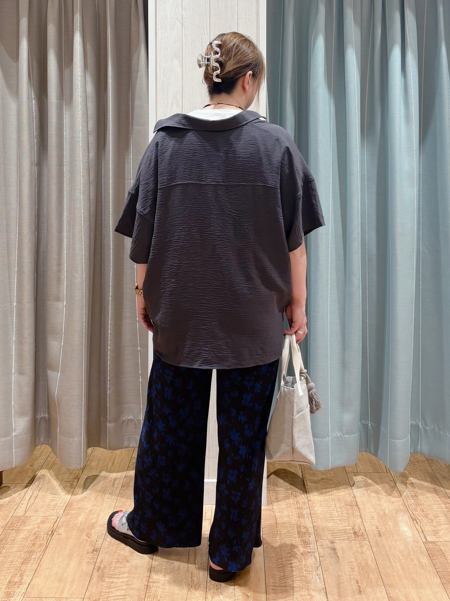 HANAさんの「SHOO･LA･RUE｜【高レビュー/洗濯後しわになりにくい/体型カバー】きちんとゆるっと 大人の抜け感 ポンチョ風カラーシ」を使ったコーディネート