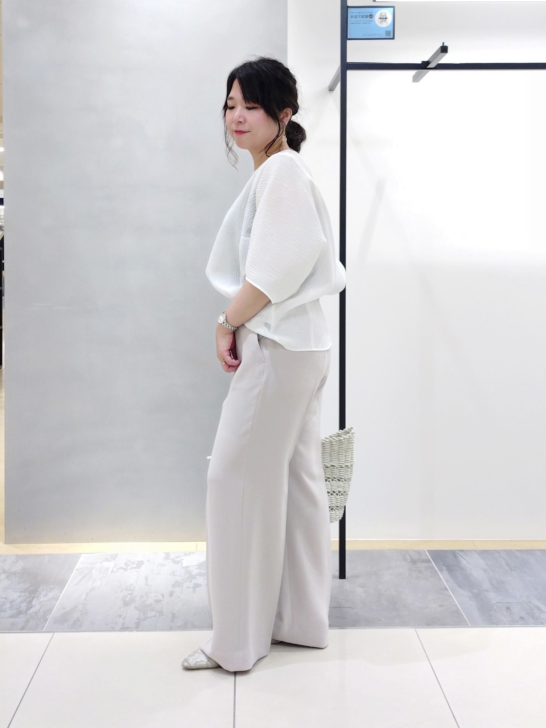 TOMOMIさんの「INDIVI｜【洗える／UVケア／SETUP可】着る日傘ワイドパンツ」を使ったコーディネート