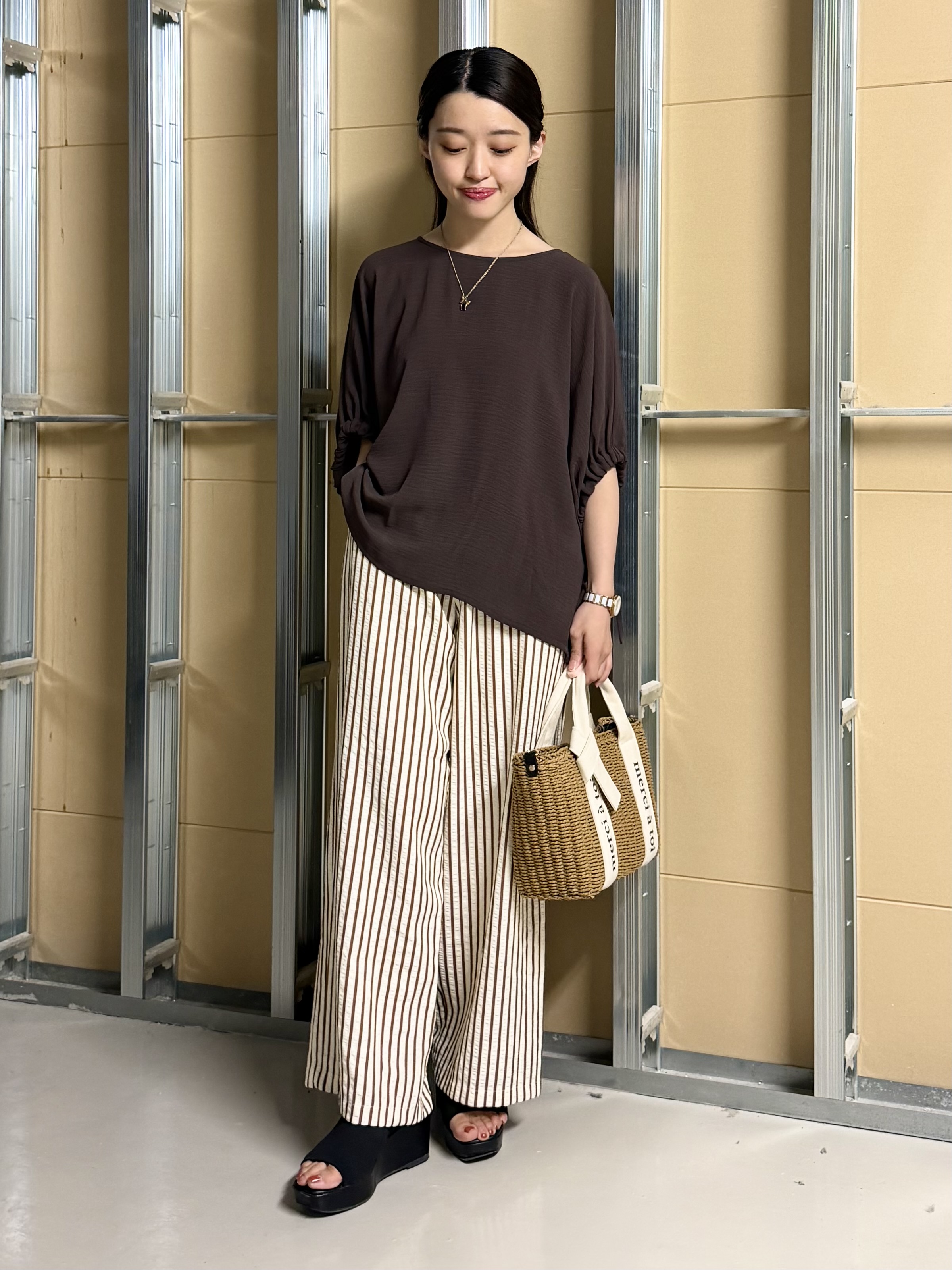 sahoさんの「THE SHOP TK｜【ひんやり/防しわ/UV/吸水速乾】袖ドロストドルマントップス」を使ったコーディネート