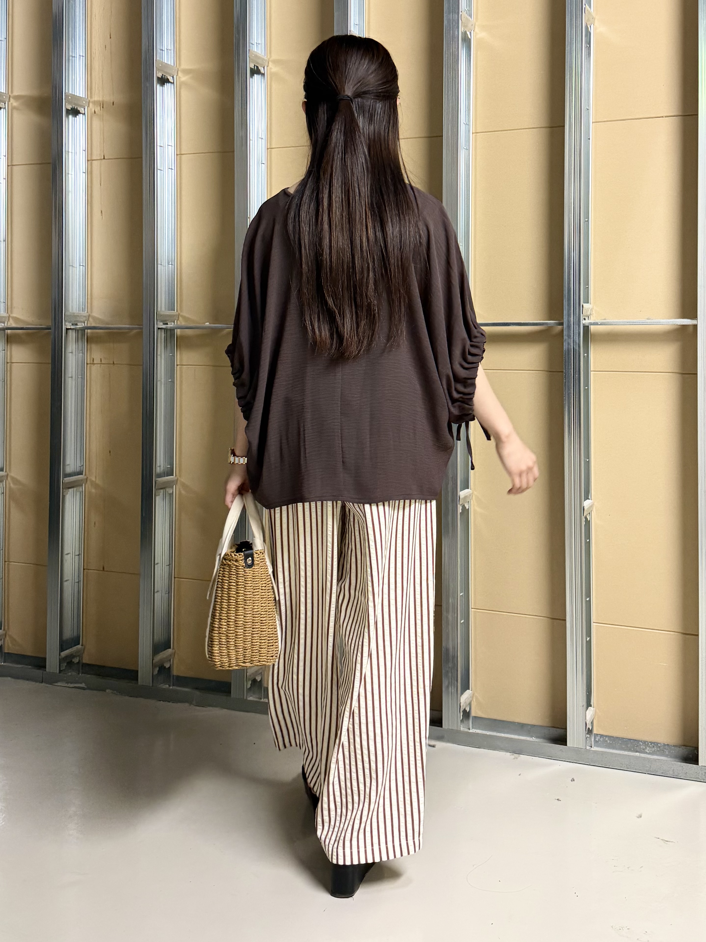 sahoさんの「THE SHOP TK｜【ひんやり/防しわ/UV/吸水速乾】袖ドロストドルマントップス」を使ったコーディネート