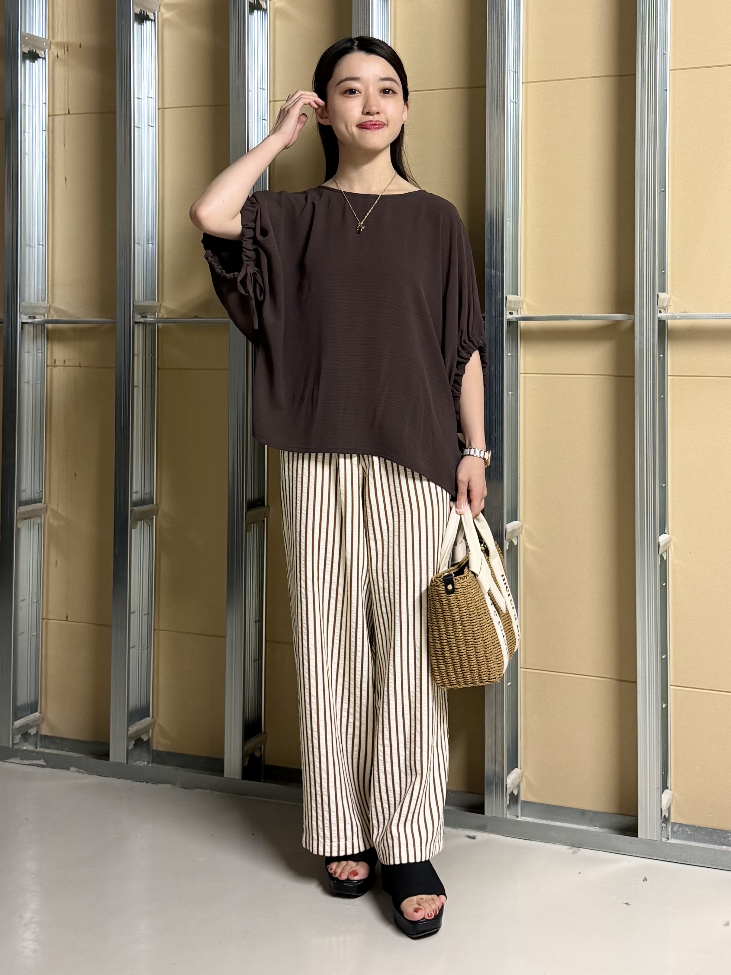 sahoさんの「THE SHOP TK｜【ひんやり/防しわ/UV/吸水速乾】袖ドロストドルマントップス」を使ったコーディネート