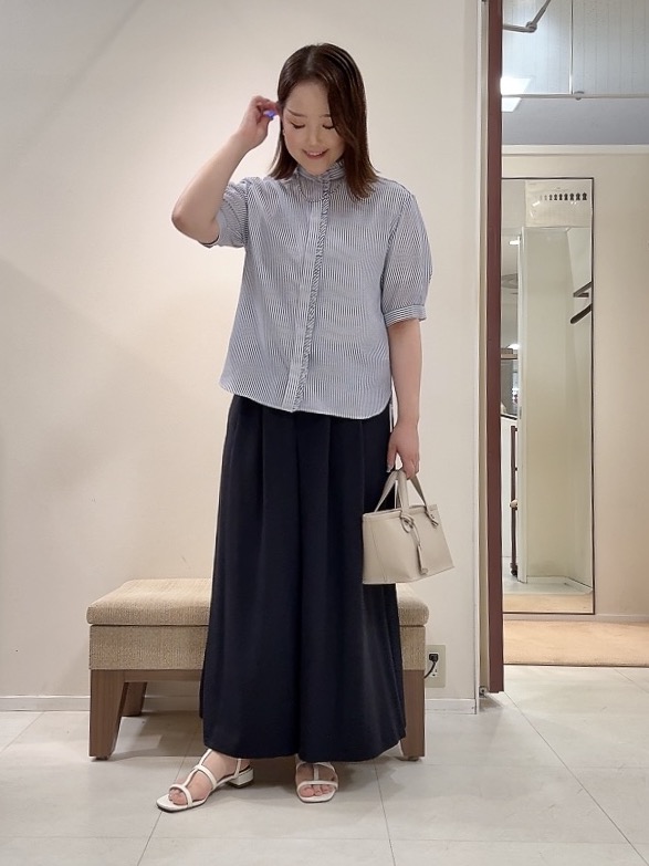 YUIさんの「UNTITLED｜【接触冷感/通気性/洗える】スタンドカラーフリルブラウス」を使ったコーディネート
