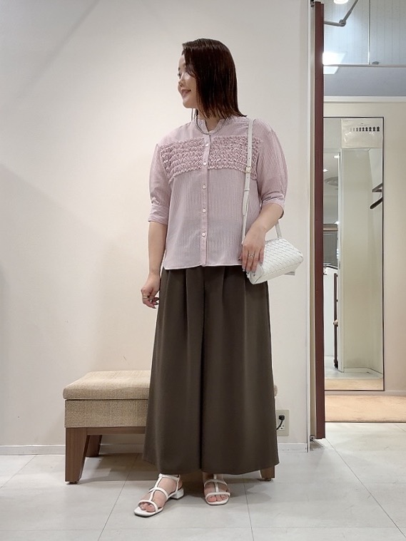 YUIさんの「UNTITLED｜【接触冷感/通気性/洗える】フロントフリルブラウス」を使ったコーディネート
