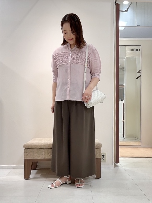 YUIさんの「UNTITLED｜【接触冷感/通気性/洗える】フロントフリルブラウス」を使ったコーディネート