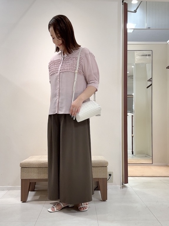 YUIさんの「UNTITLED｜【接触冷感/通気性/洗える】フロントフリルブラウス」を使ったコーディネート