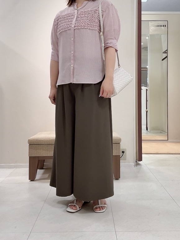 YUIさんの「UNTITLED｜【接触冷感/通気性/洗える】フロントフリルブラウス」を使ったコーディネート