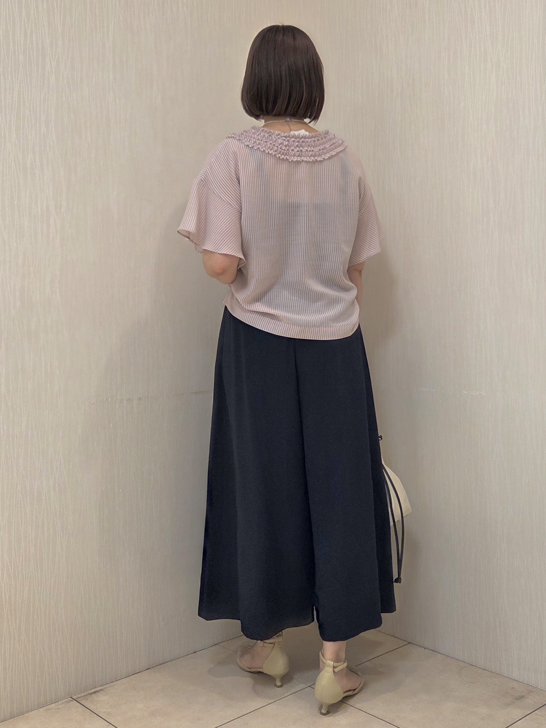 naokoさんの「UNTITLED｜【接触冷感/通気性/洗える】Vネックフリルブラウス」を使ったコーディネート