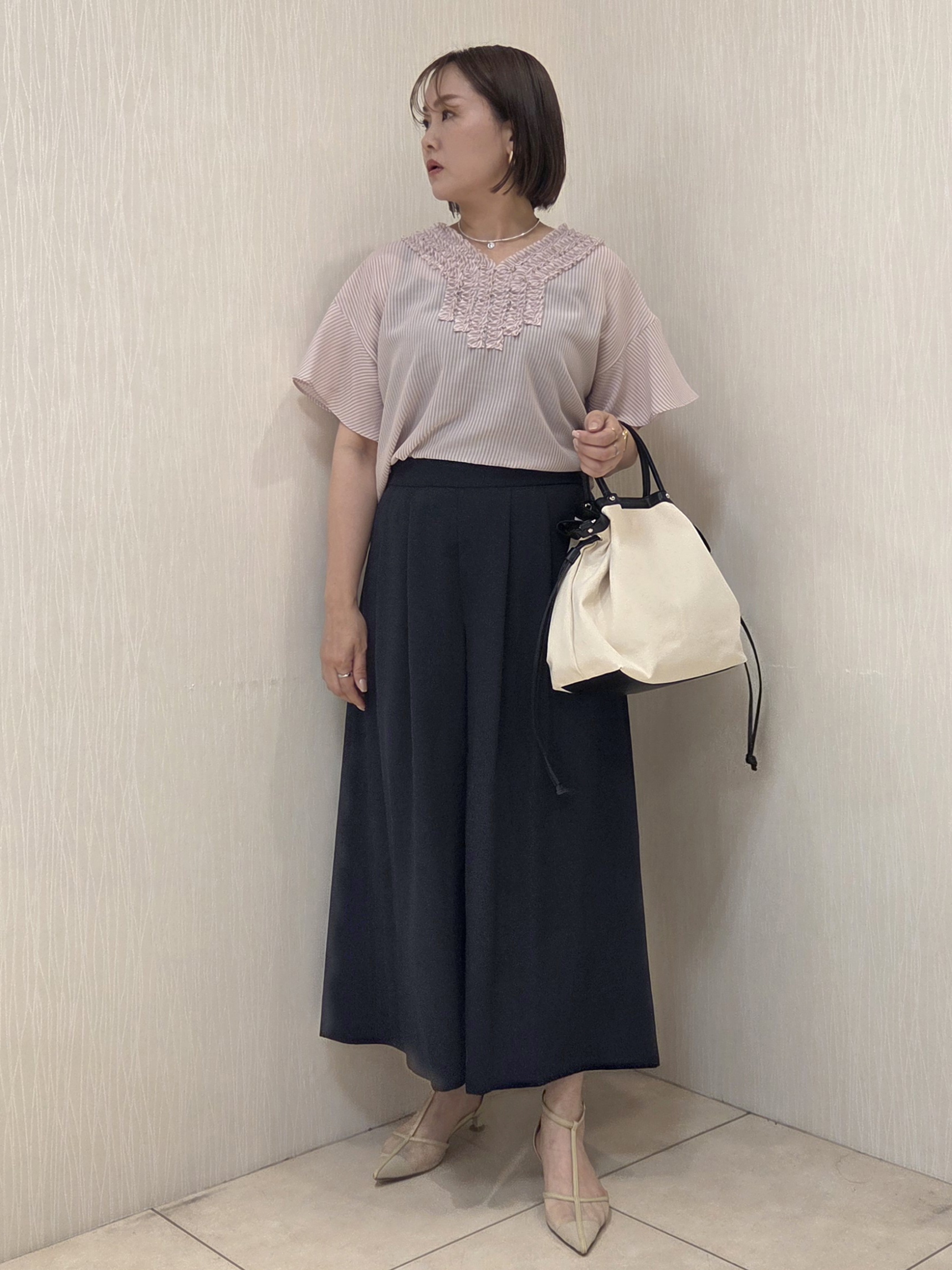 naokoさんの「UNTITLED｜【接触冷感/通気性/洗える】Vネックフリルブラウス」を使ったコーディネート