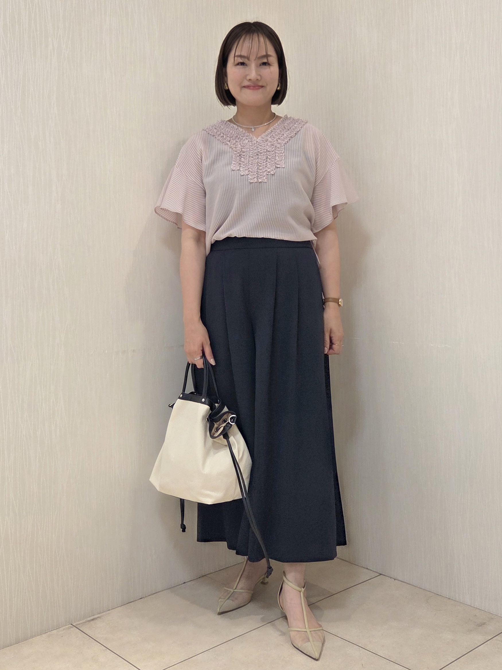 naokoさんの「UNTITLED｜【接触冷感/通気性/洗える】Vネックフリルブラウス」を使ったコーディネート