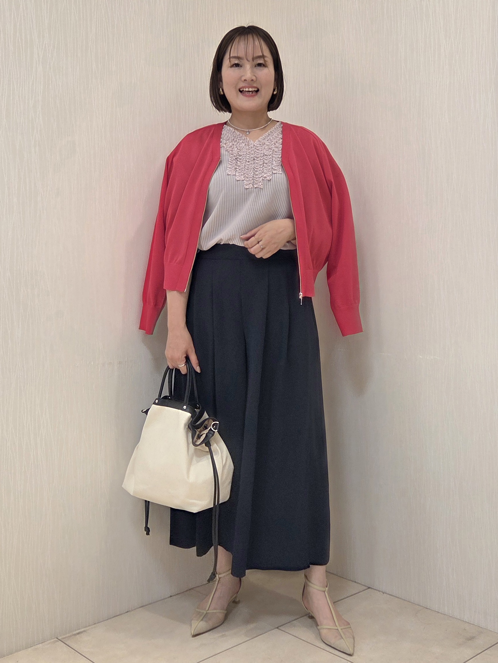 naokoさんの「UNTITLED｜【接触冷感/通気性/洗える】Vネックフリルブラウス」を使ったコーディネート
