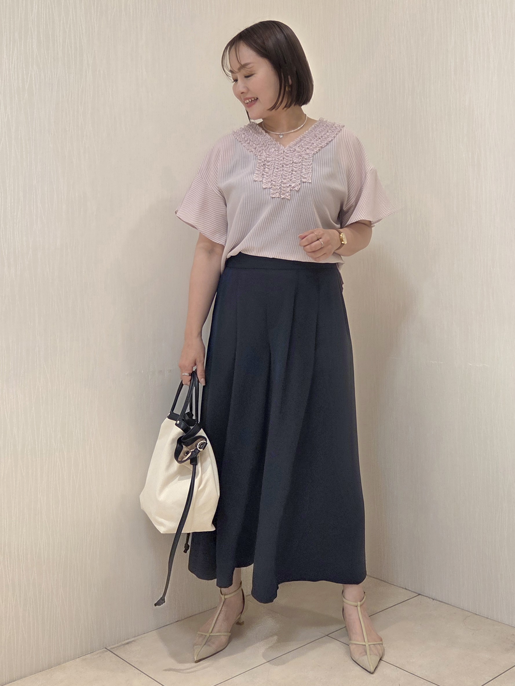 naokoさんの「UNTITLED｜【接触冷感/通気性/洗える】Vネックフリルブラウス」を使ったコーディネート
