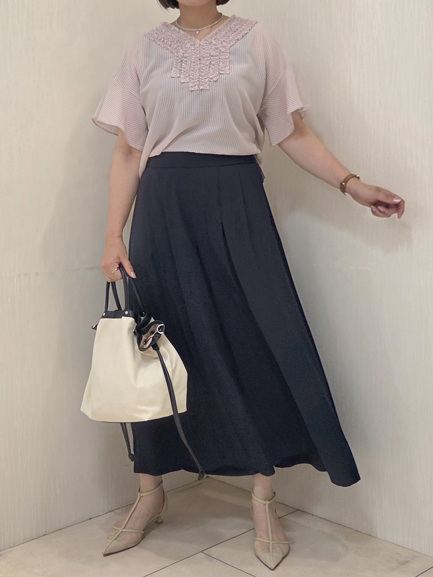 naokoさんの「UNTITLED｜【接触冷感/通気性/洗える】Vネックフリルブラウス」を使ったコーディネート