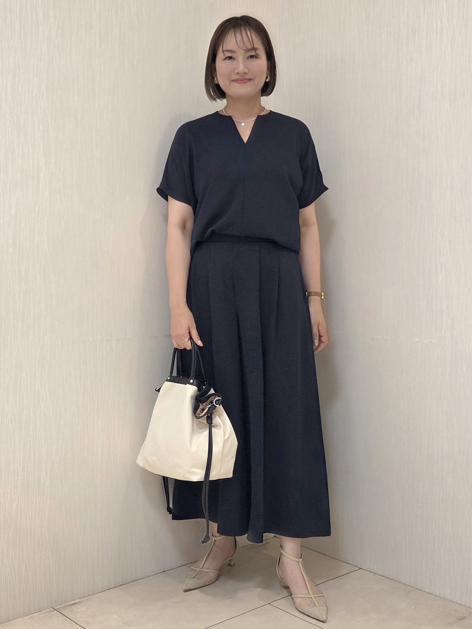 naokoさんの「UNTITLED｜【接触冷感/通気性/洗える】Vネックフリルブラウス」を使ったコーディネート