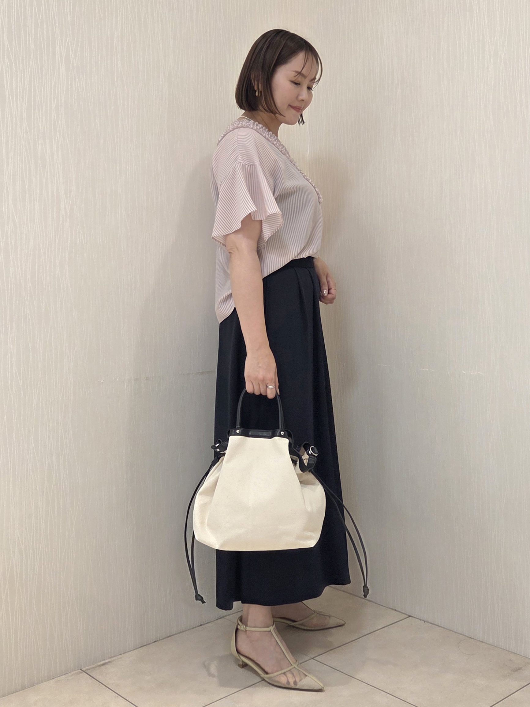 naokoさんの「UNTITLED｜【接触冷感/通気性/洗える】Vネックフリルブラウス」を使ったコーディネート
