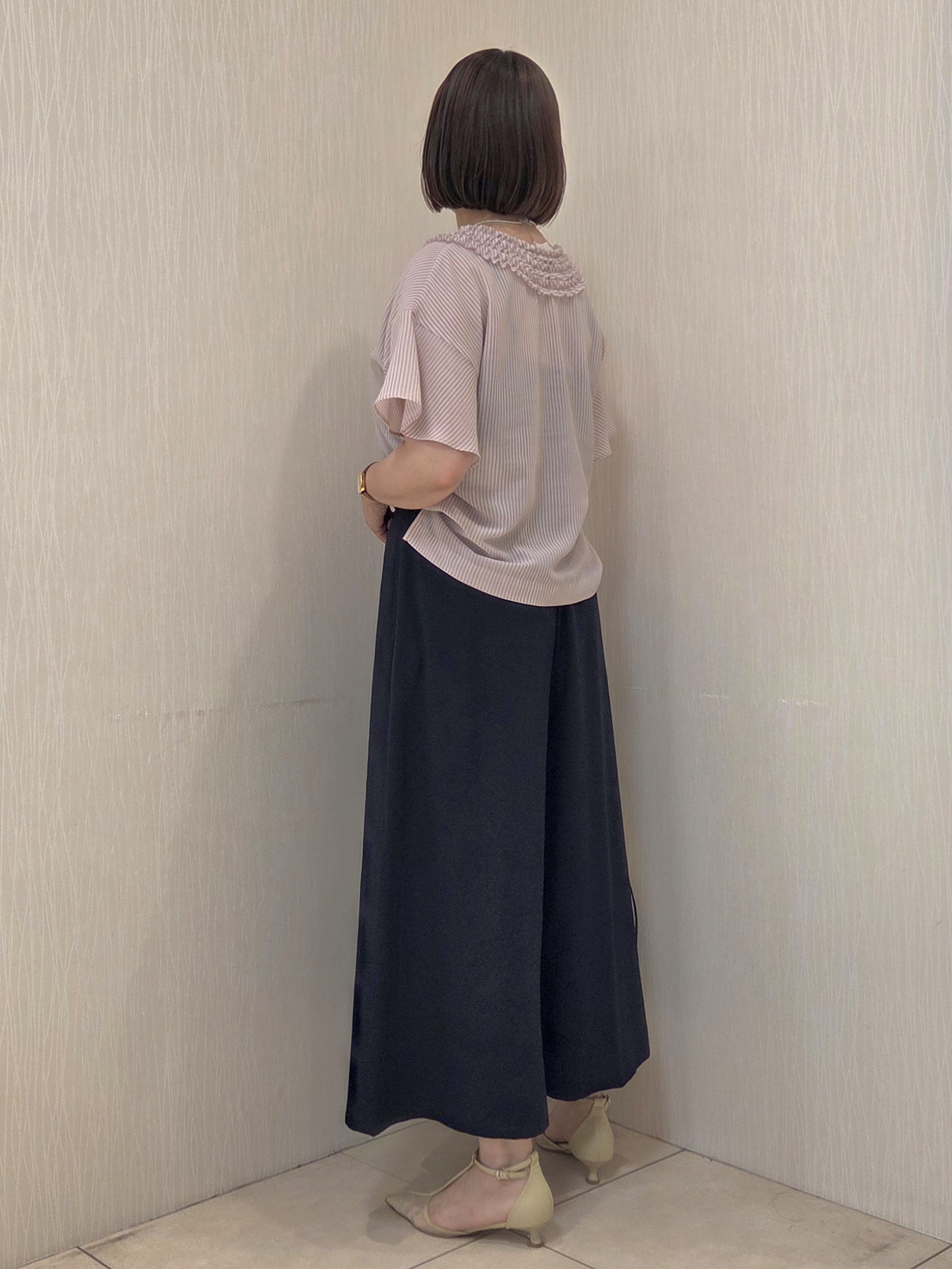 naokoさんの「UNTITLED｜【接触冷感/通気性/洗える】Vネックフリルブラウス」を使ったコーディネート