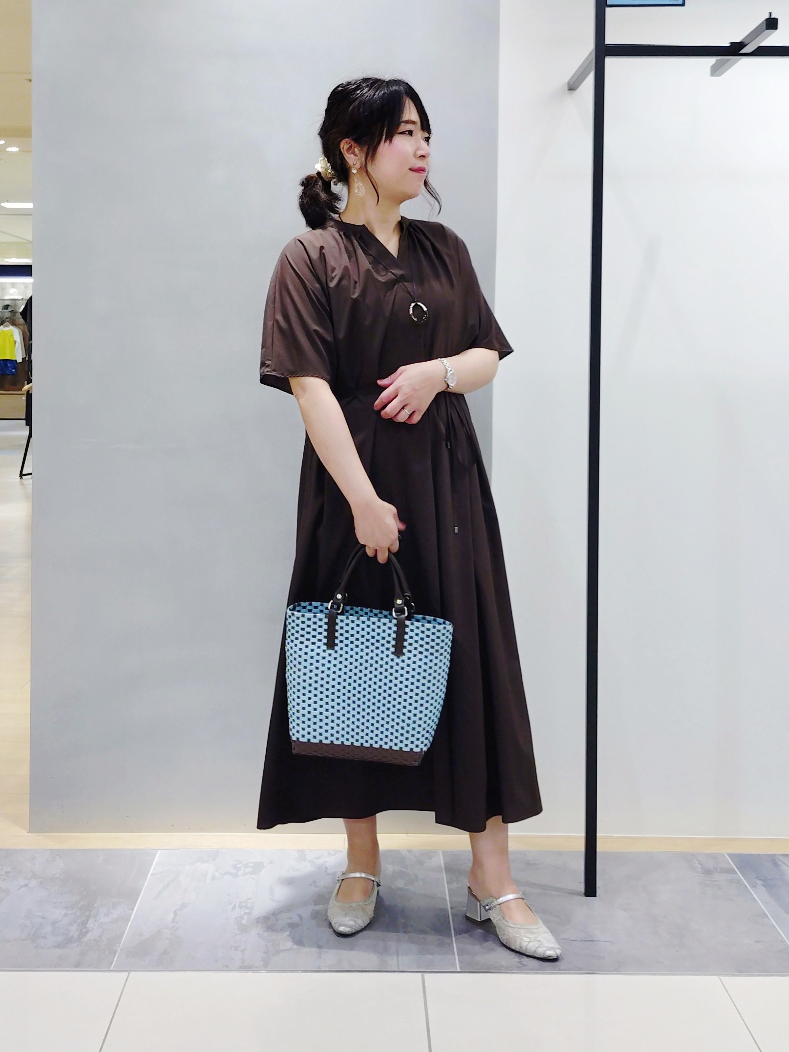 TOMOMIさんの「INDIVI｜【撥水／UVカット】ベルト付きワンピース」を使ったコーディネート