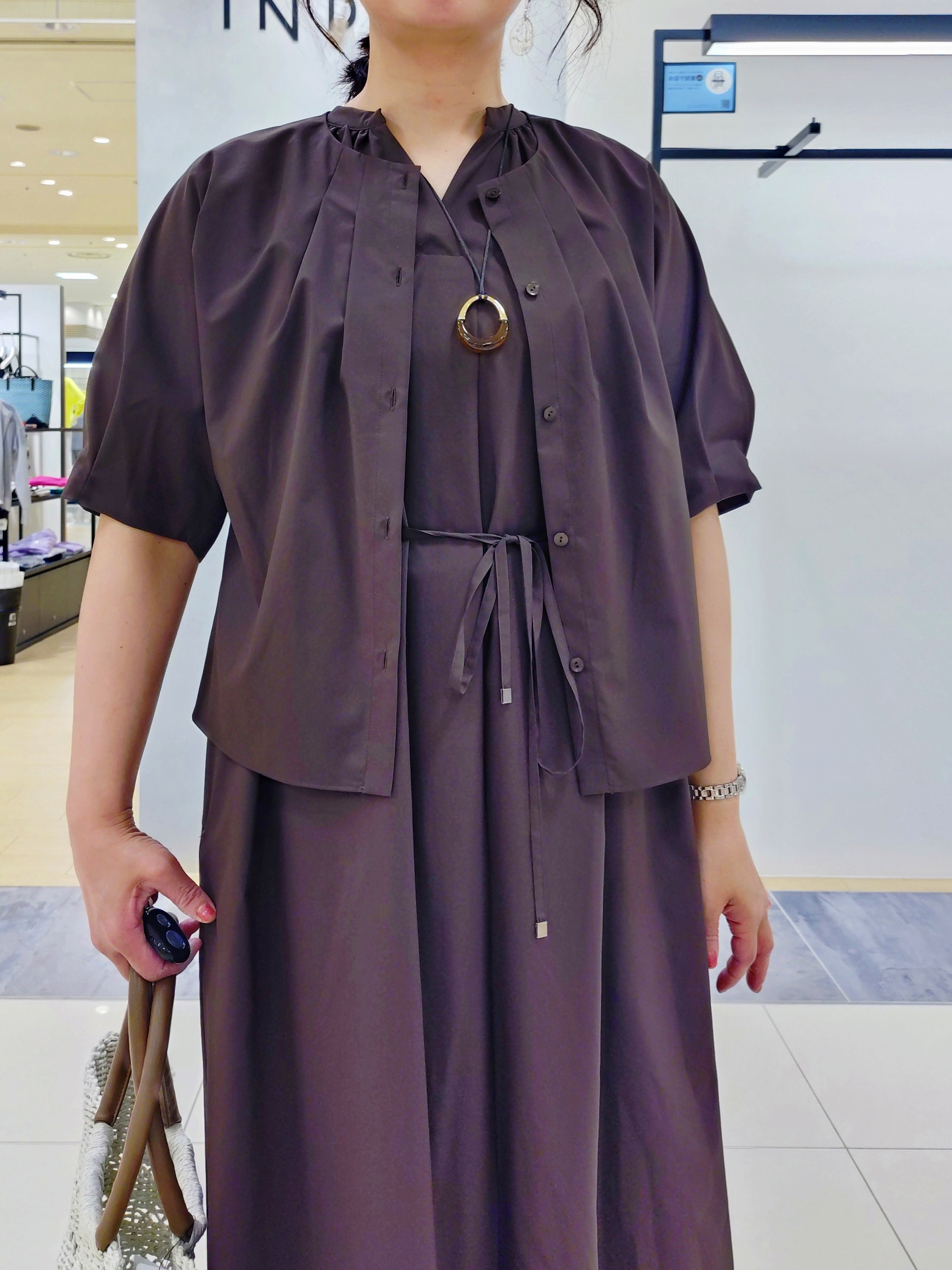 TOMOMIさんの「INDIVI｜【撥水／UVカット】ベルト付きワンピース」を使ったコーディネート