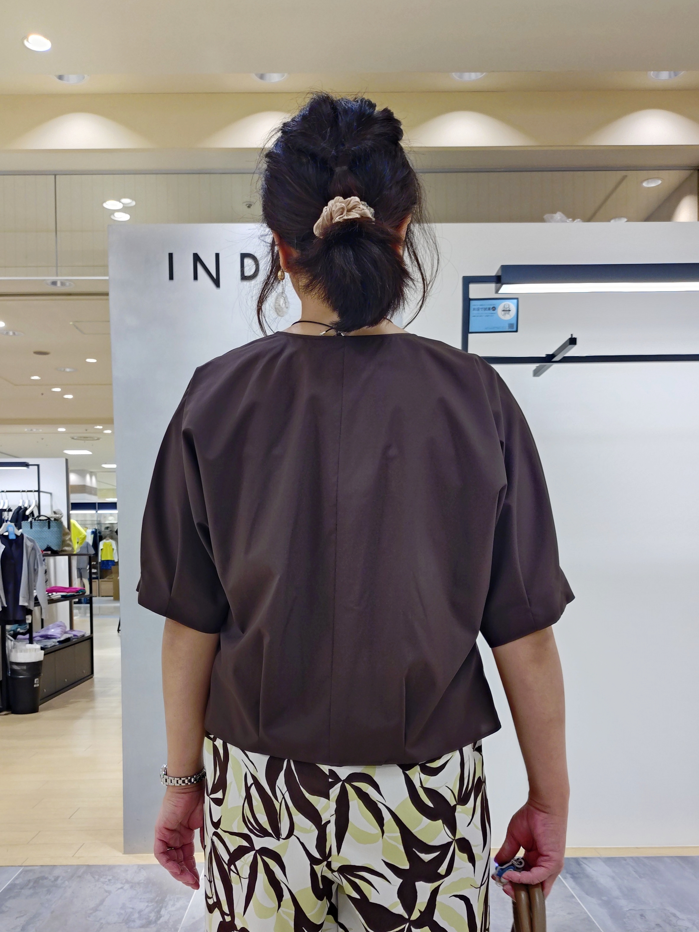 TOMOMIさんの「INDIVI｜【ウエストゴム／着映え】リーフ柄ワイドパンツ」を使ったコーディネート