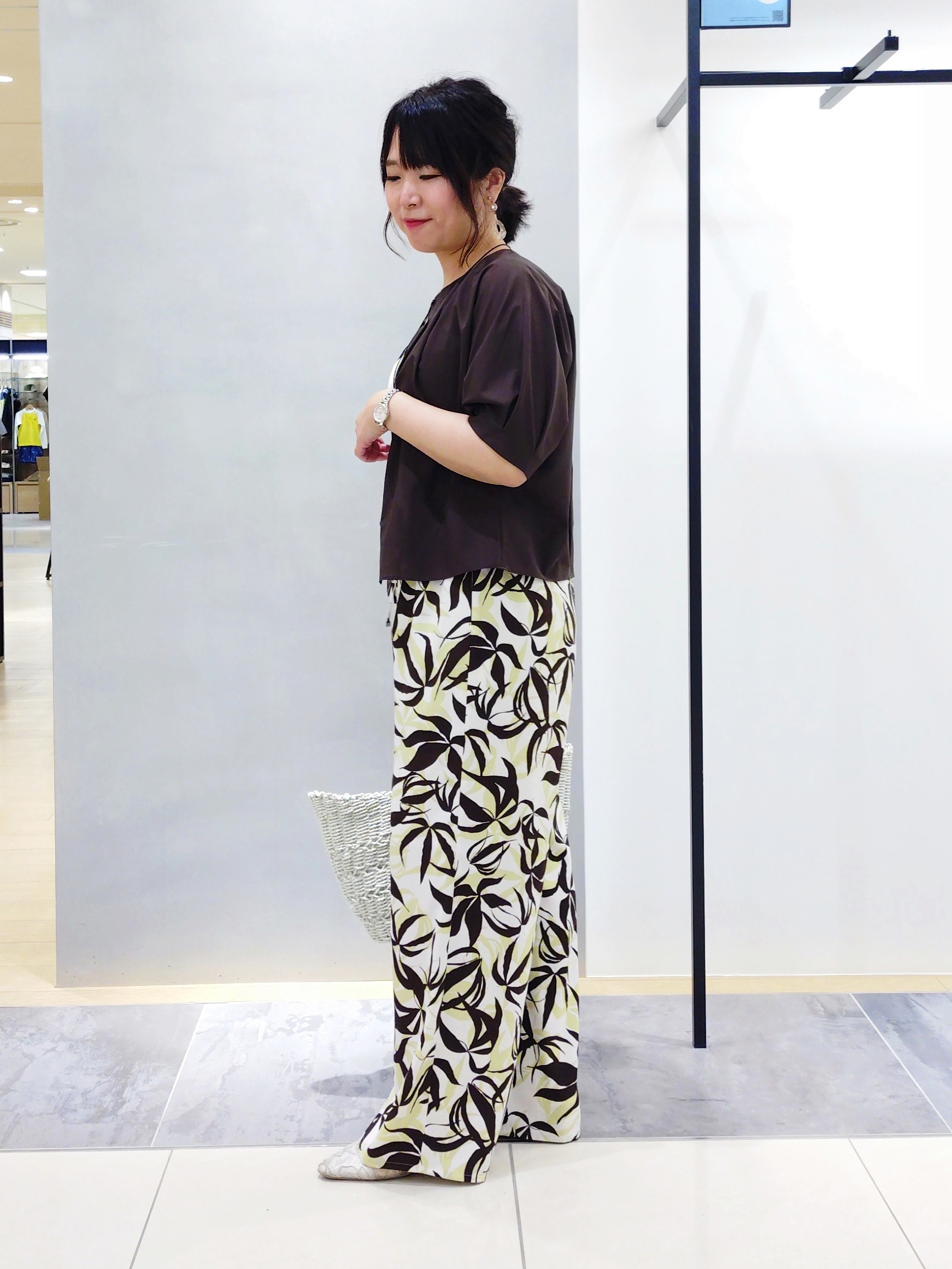 TOMOMIさんの「INDIVI｜【ウエストゴム／着映え】リーフ柄ワイドパンツ」を使ったコーディネート
