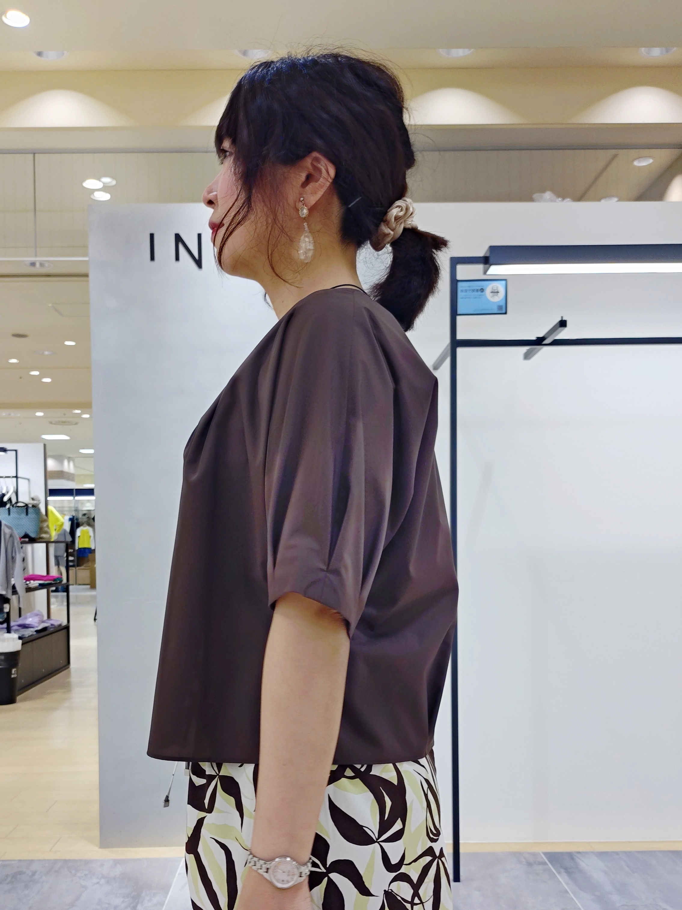 TOMOMIさんの「INDIVI｜【ウエストゴム／着映え】リーフ柄ワイドパンツ」を使ったコーディネート