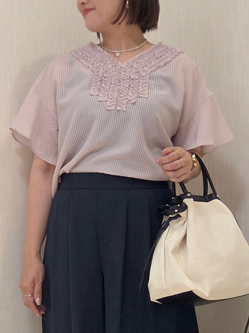 naokoさんの「UNTITLED｜【接触冷感/通気性/洗える】Vネックフリルブラウス」を使ったコーディネート