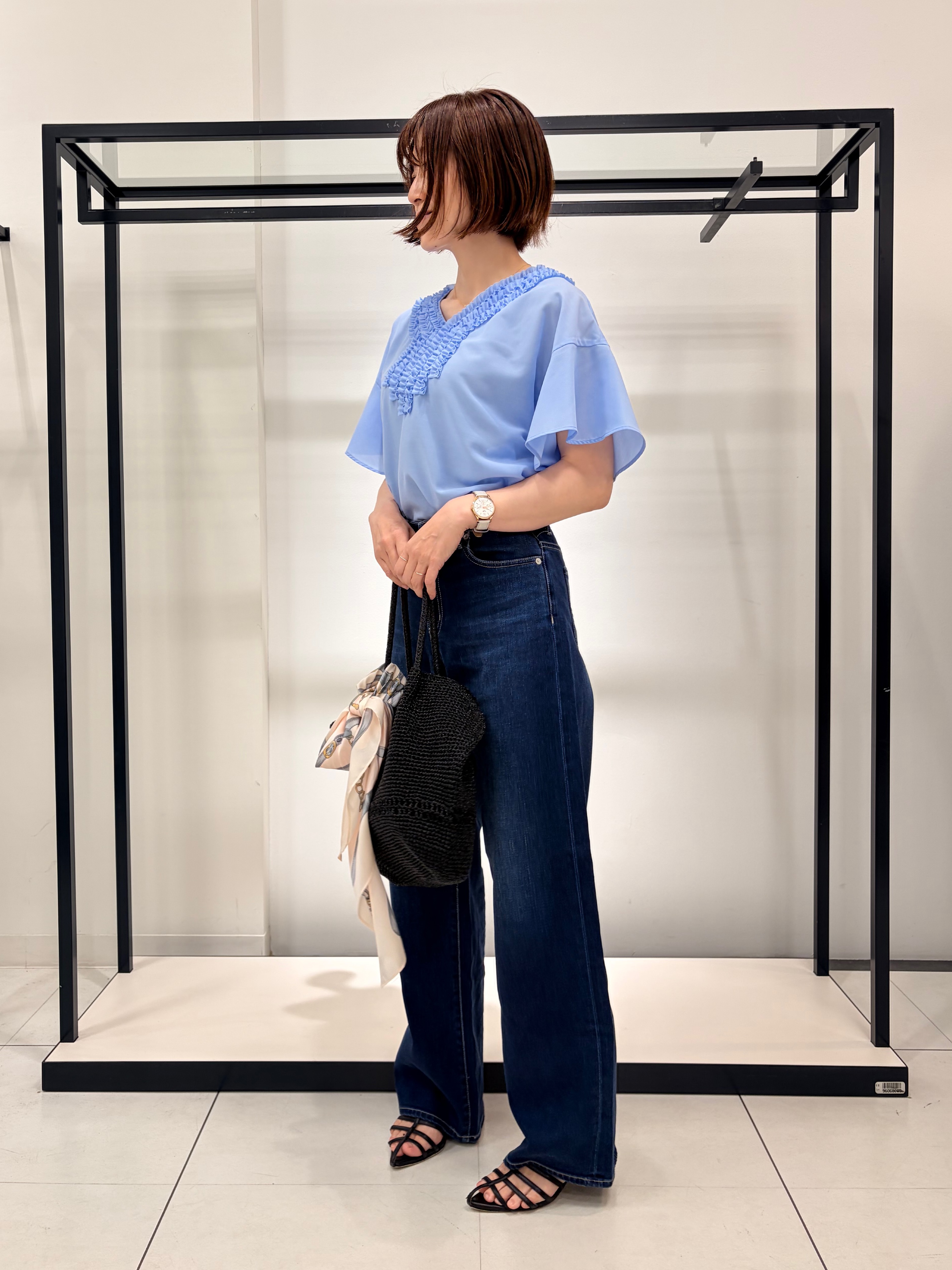 Mikiさんの「UNTITLED｜【接触冷感/通気性/洗える】Vネックフリルブラウス」を使ったコーディネート