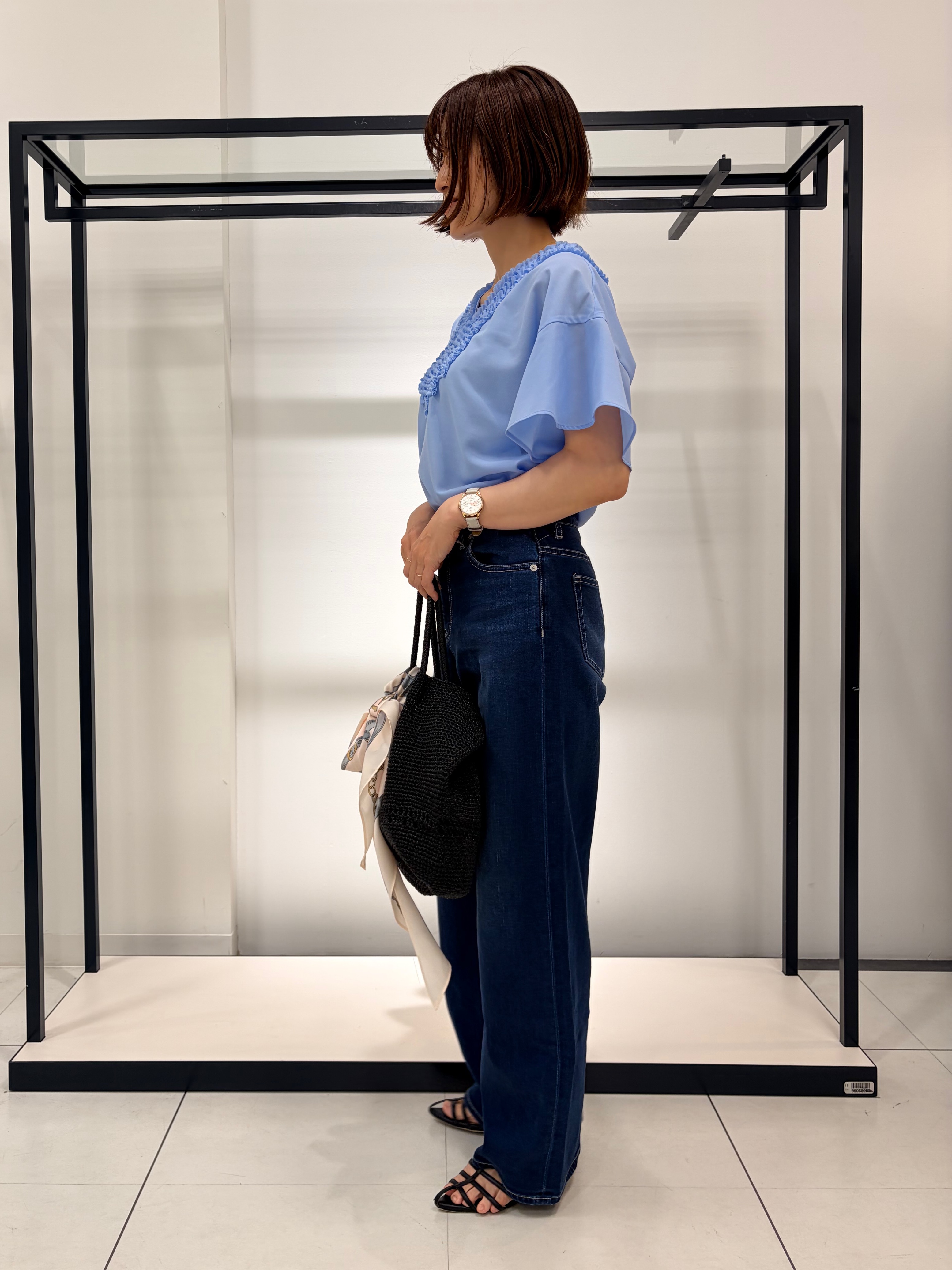 Mikiさんの「UNTITLED｜【接触冷感/通気性/洗える】Vネックフリルブラウス」を使ったコーディネート