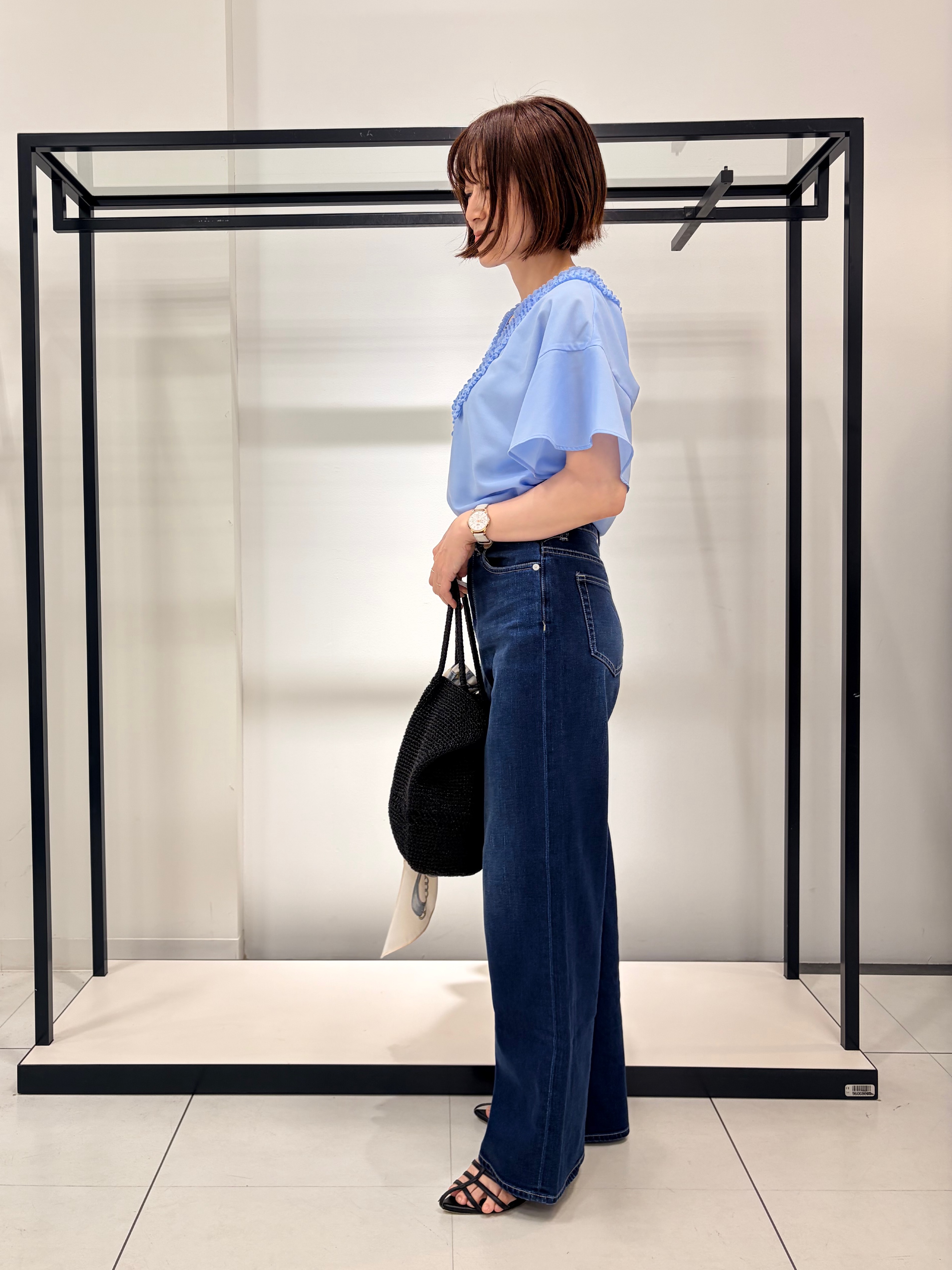 Mikiさんの「UNTITLED｜【接触冷感/通気性/洗える】Vネックフリルブラウス」を使ったコーディネート