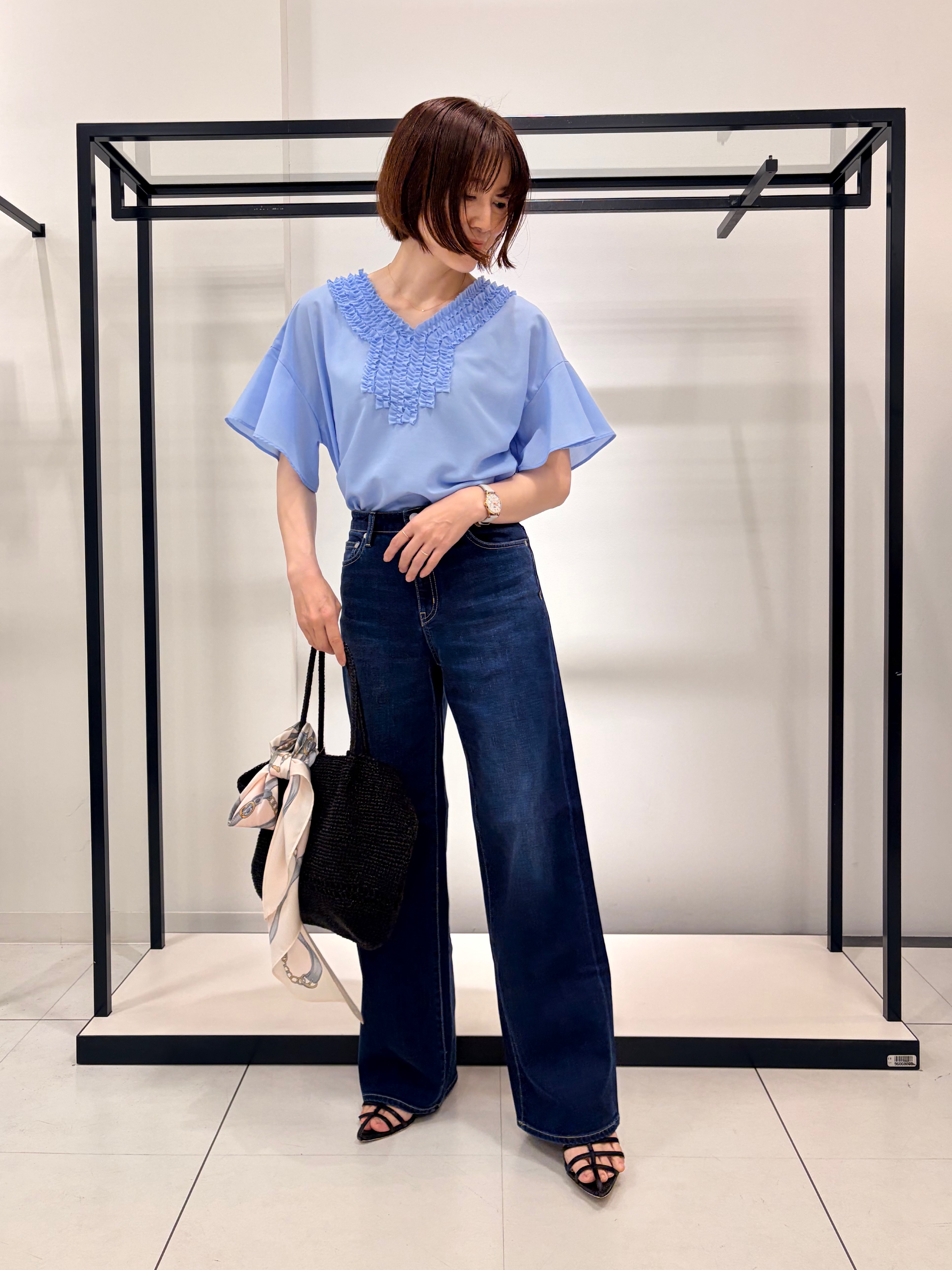 Mikiさんの「UNTITLED｜【接触冷感/通気性/洗える】Vネックフリルブラウス」を使ったコーディネート