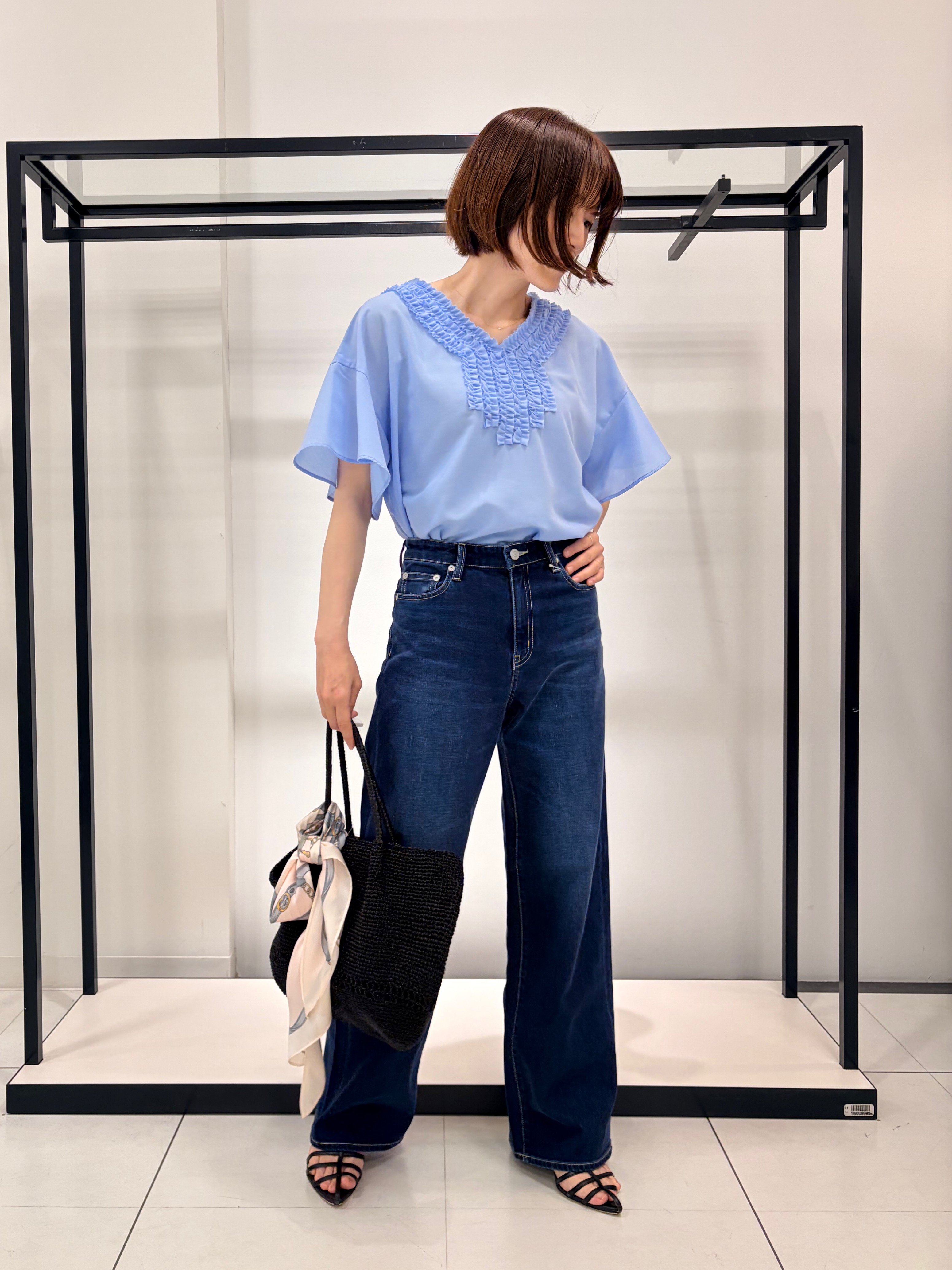 Mikiさんの「UNTITLED｜【接触冷感/通気性/洗える】Vネックフリルブラウス」を使ったコーディネート