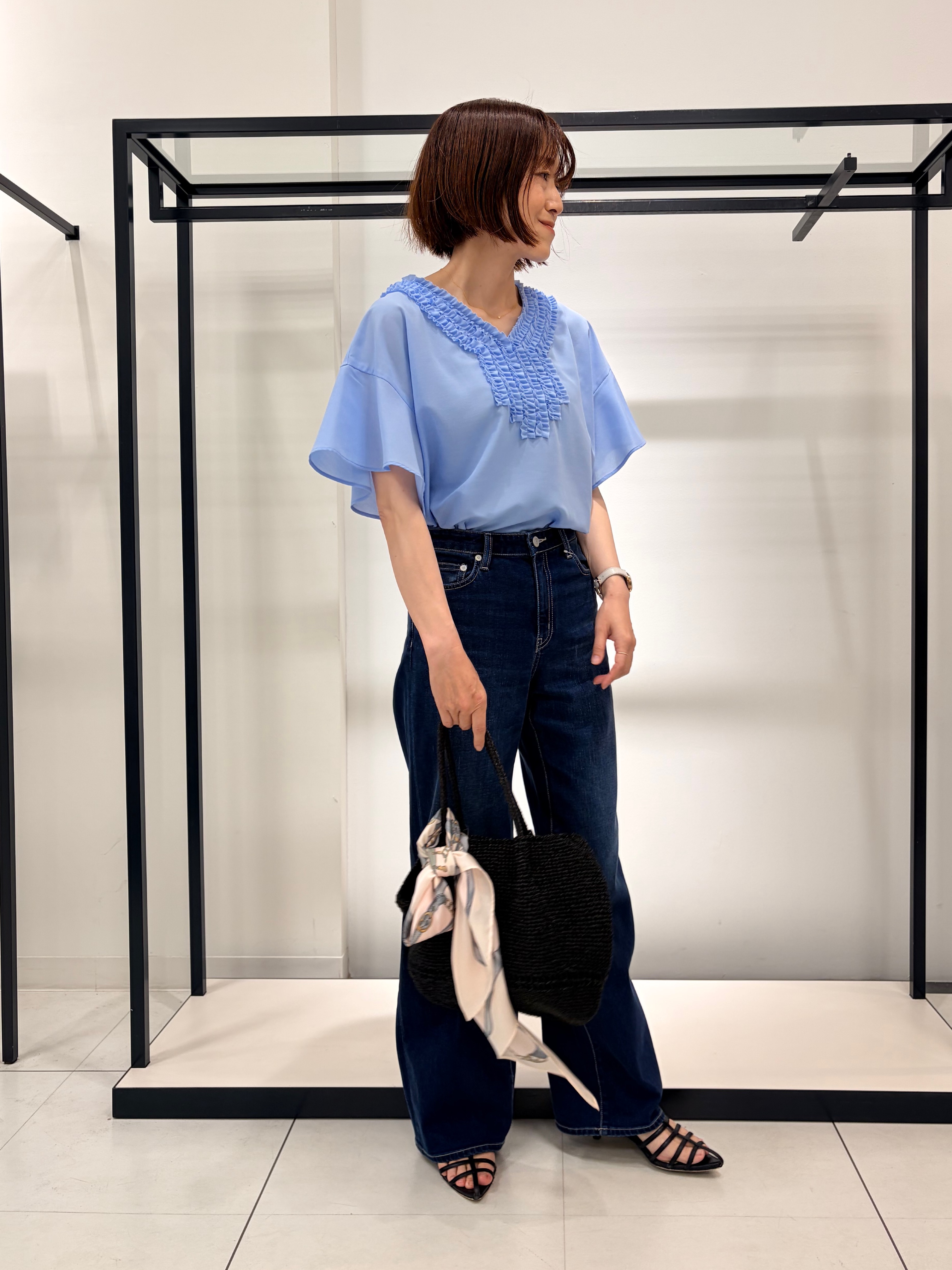 Mikiさんの「UNTITLED｜【接触冷感/通気性/洗える】Vネックフリルブラウス」を使ったコーディネート