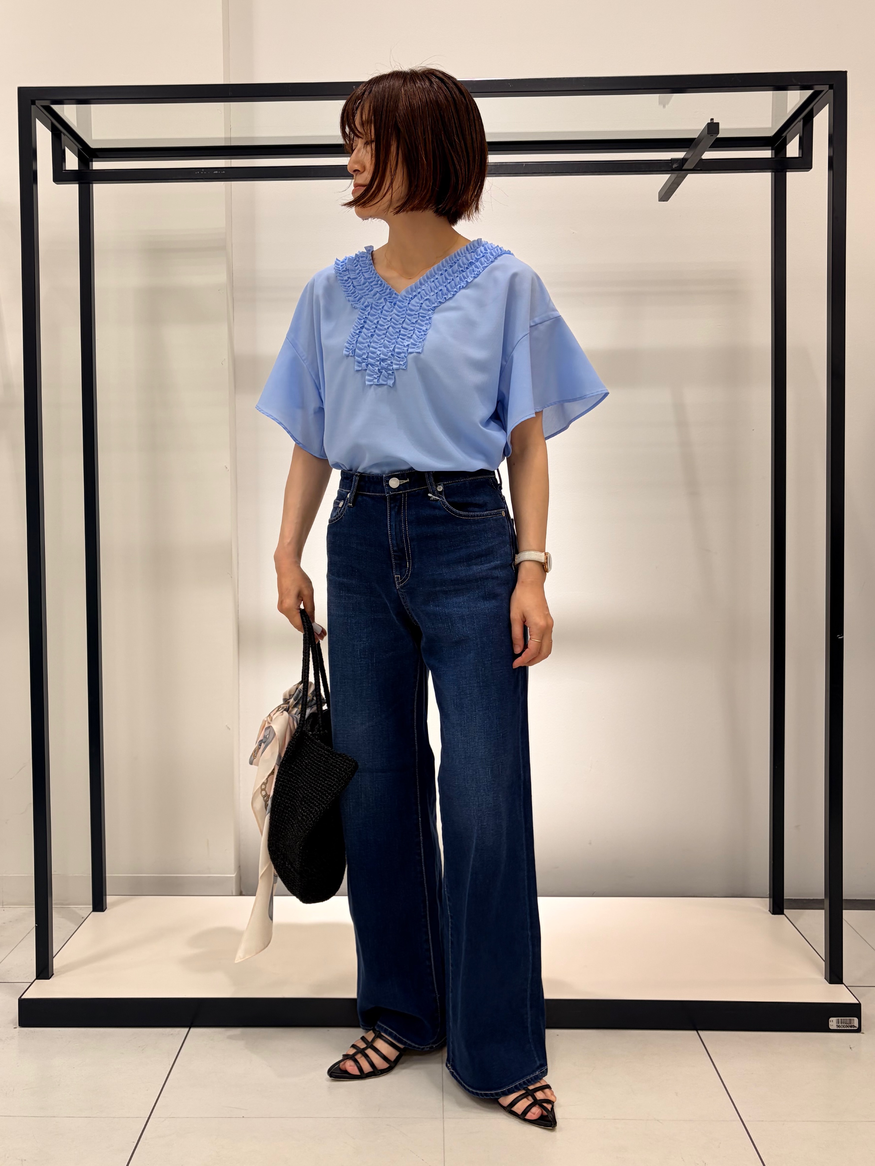 Mikiさんの「UNTITLED｜【接触冷感/通気性/洗える】Vネックフリルブラウス」を使ったコーディネート