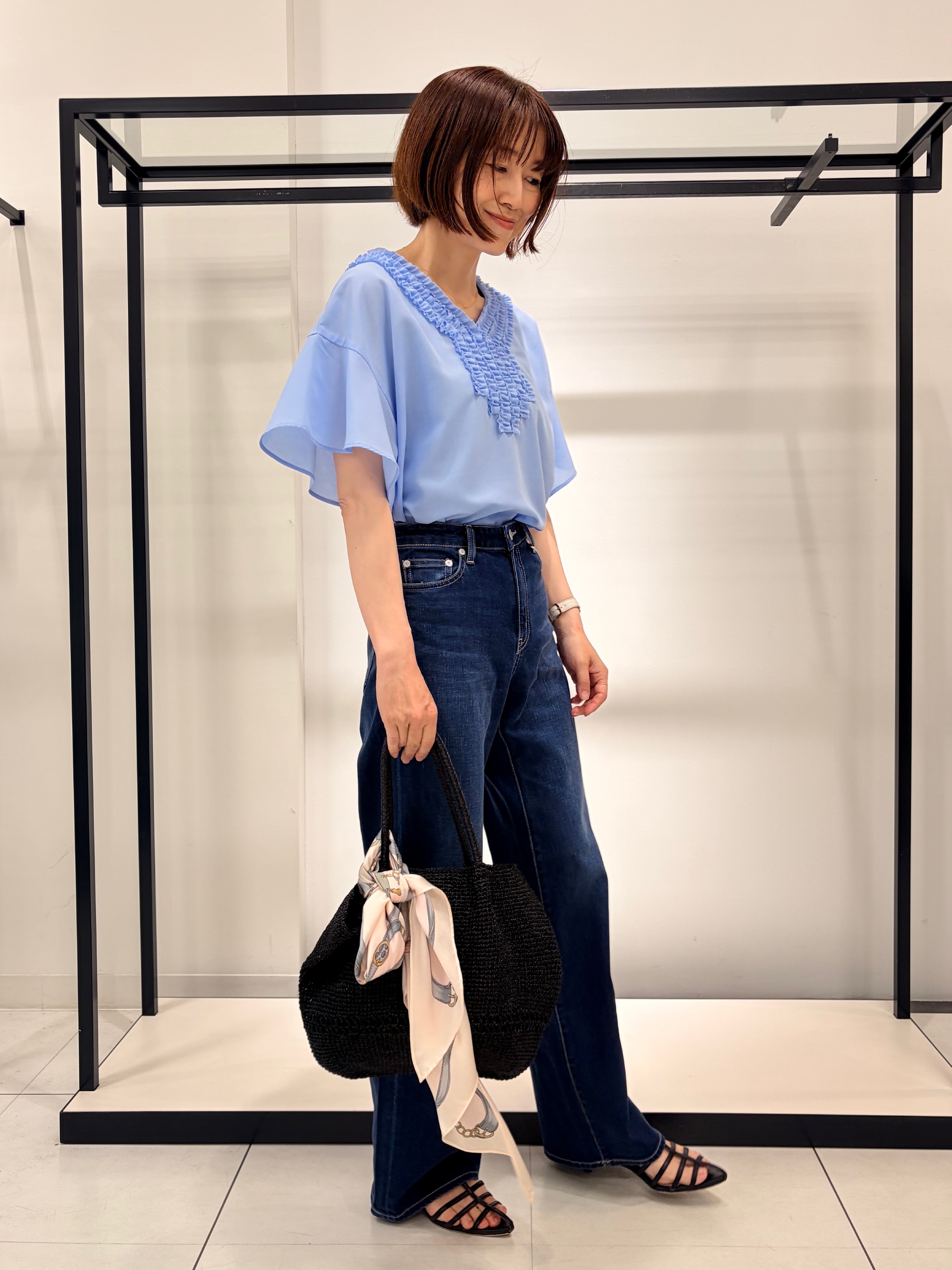 Mikiさんの「UNTITLED｜【接触冷感/通気性/洗える】Vネックフリルブラウス」を使ったコーディネート