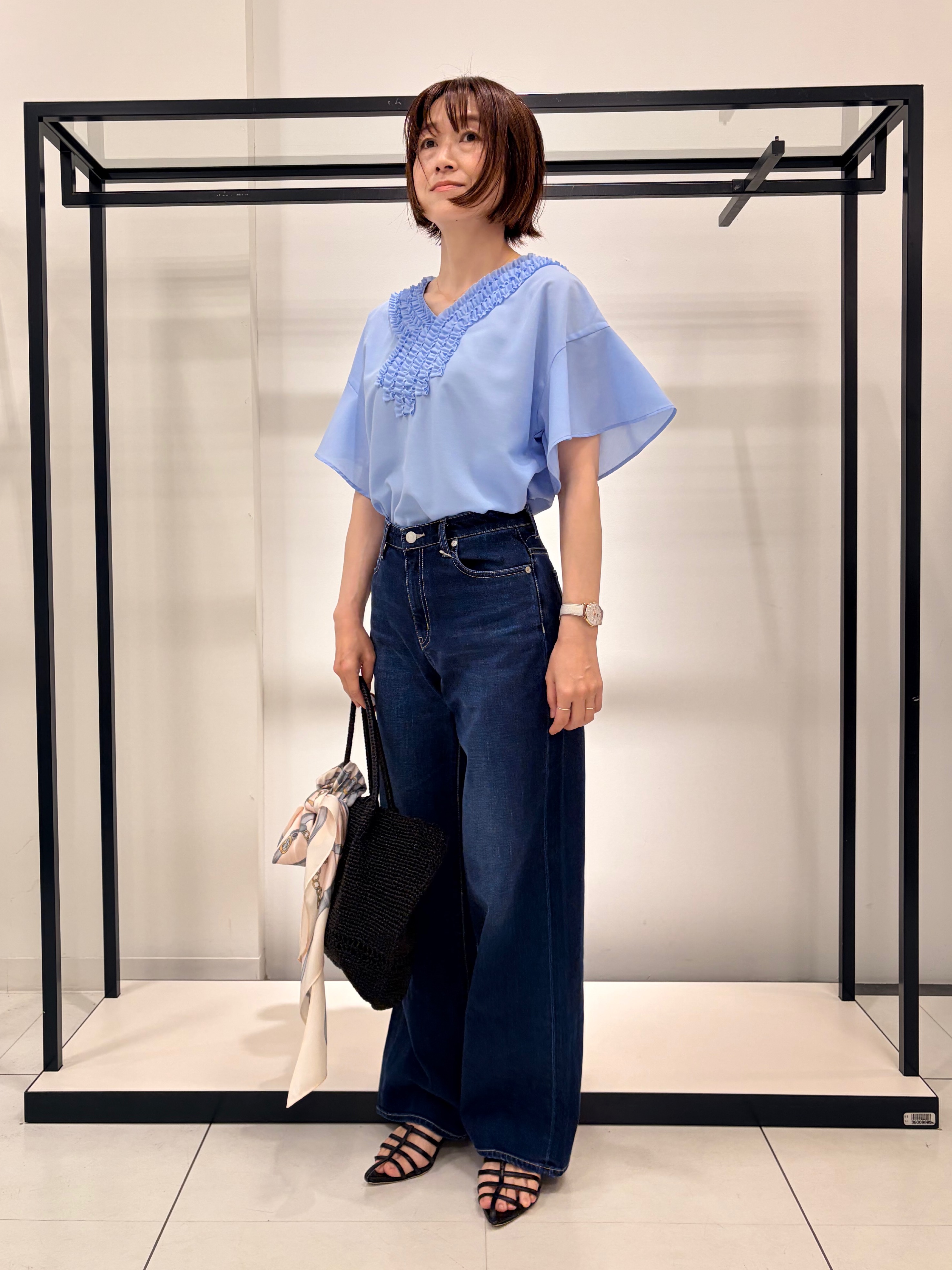 Mikiさんの「UNTITLED｜【接触冷感/通気性/洗える】Vネックフリルブラウス」を使ったコーディネート
