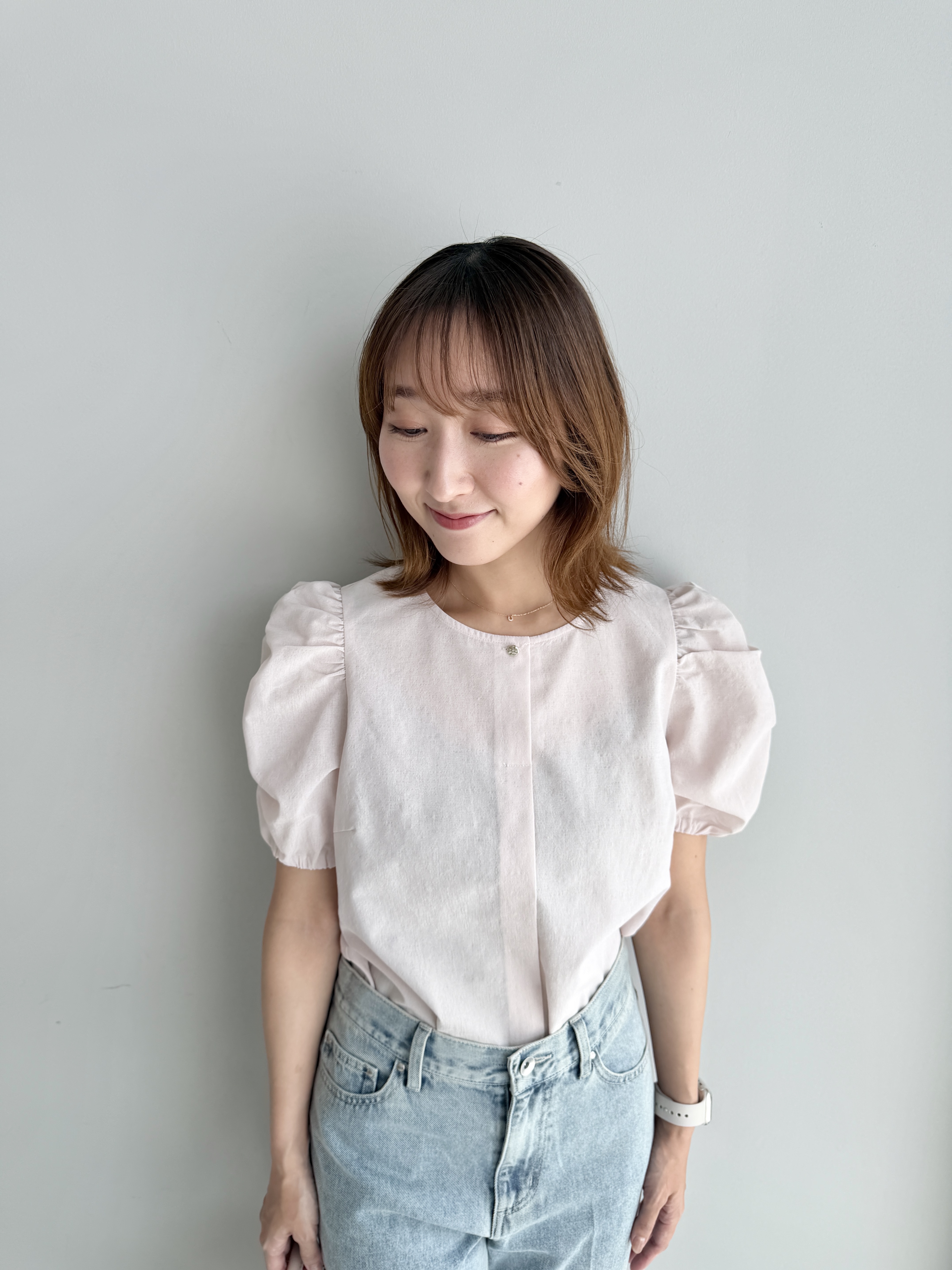 みぃさんの「index｜【接触冷感／防シワ】シャーリングスリーブブラウス《洗濯機OK》」を使ったコーディネート