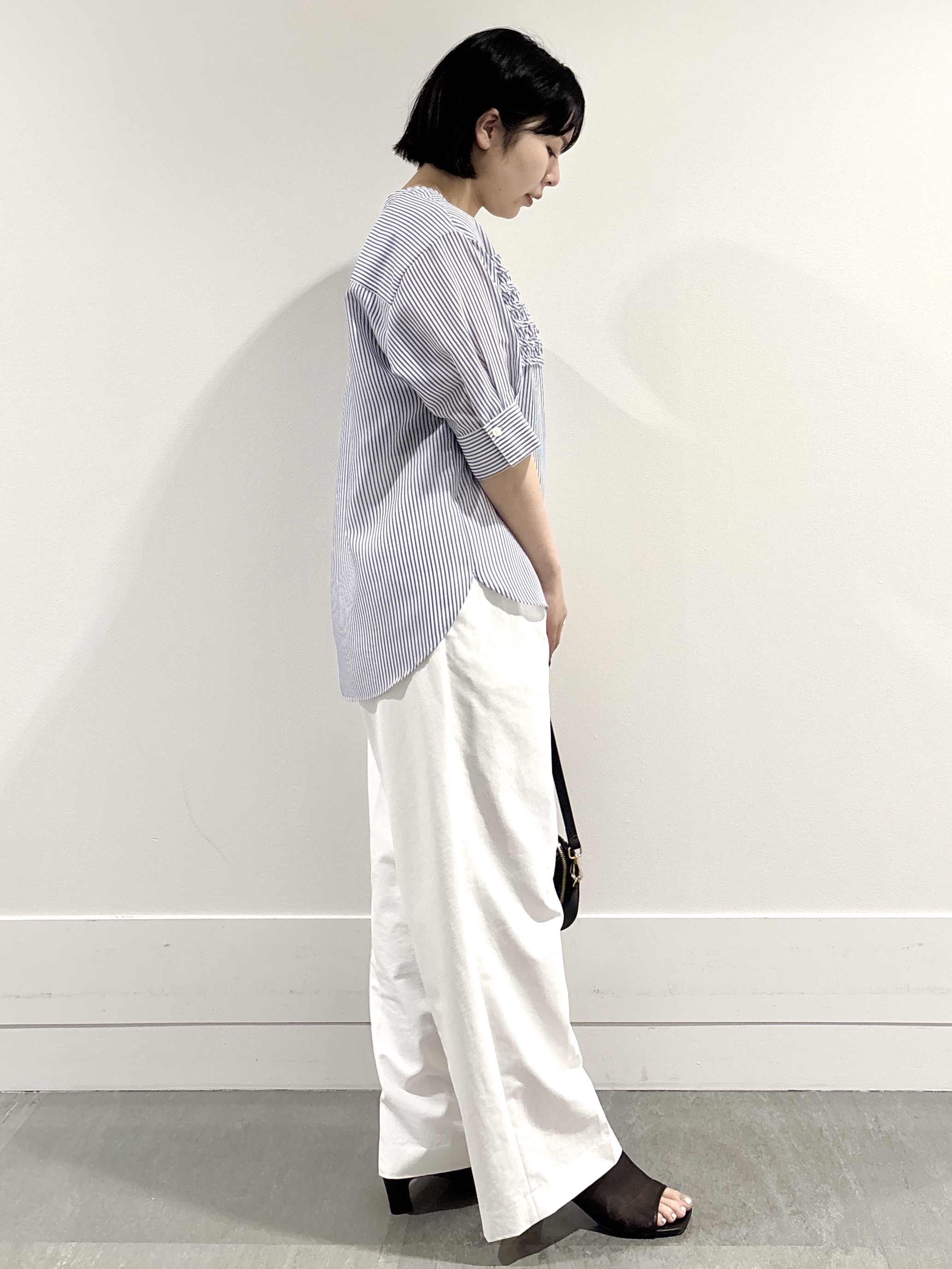 モエカさんの「UNTITLED｜【接触冷感/通気性/洗える】フロントフリルブラウス」を使ったコーディネート