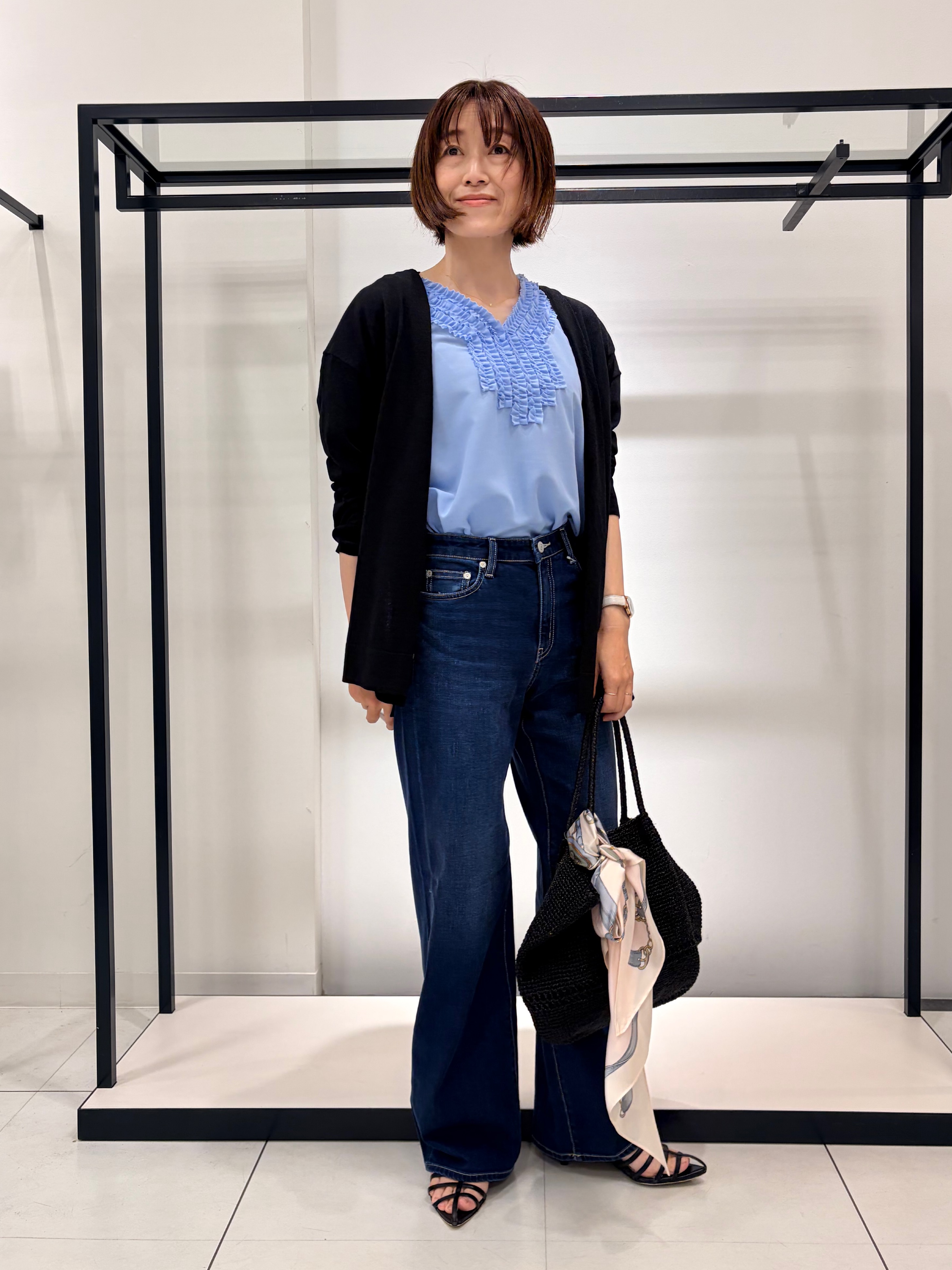 Mikiさんの「UNTITLED｜【接触冷感/通気性/洗える】Vネックフリルブラウス」を使ったコーディネート