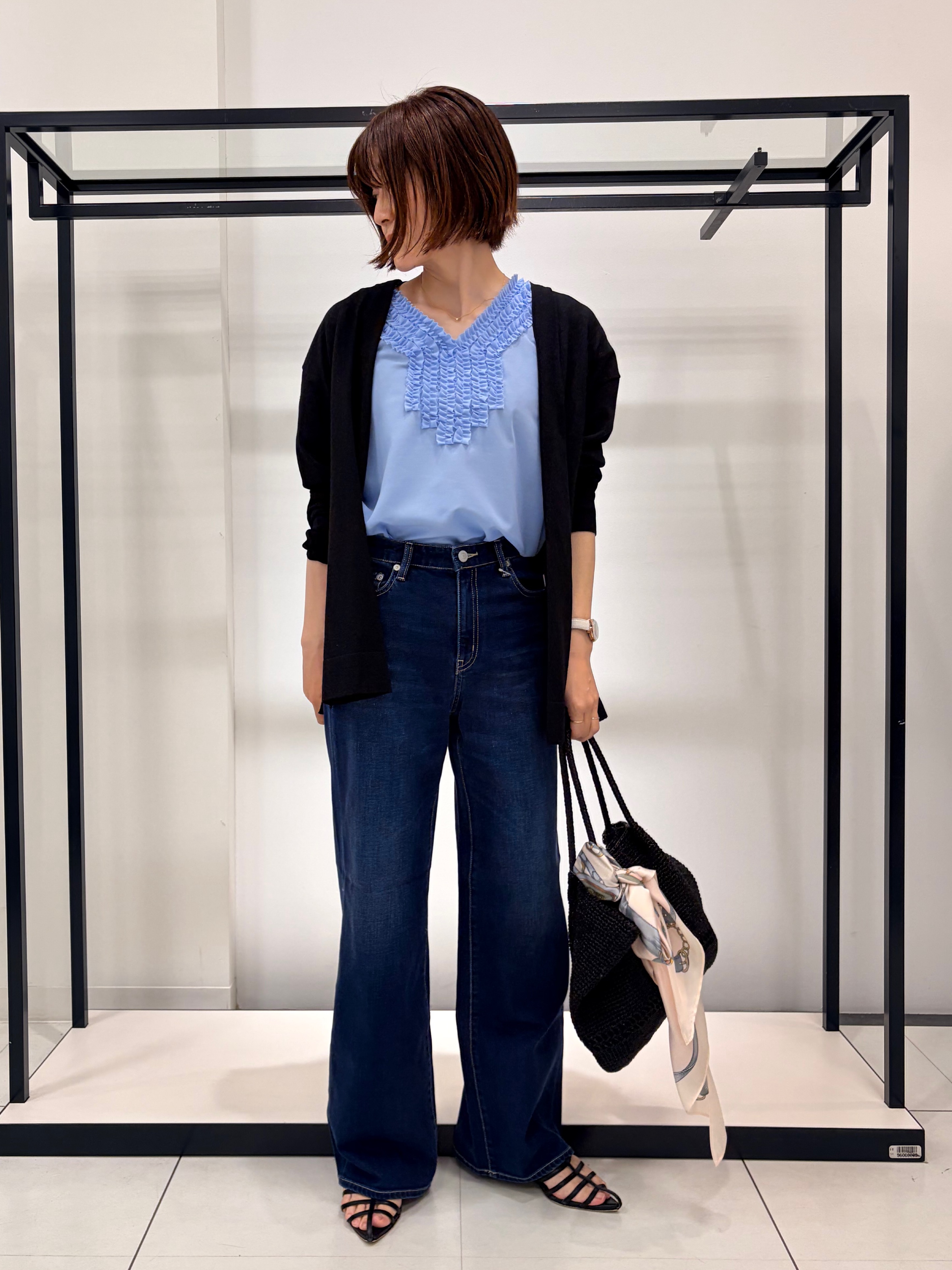 Mikiさんの「UNTITLED｜【接触冷感/通気性/洗える】Vネックフリルブラウス」を使ったコーディネート