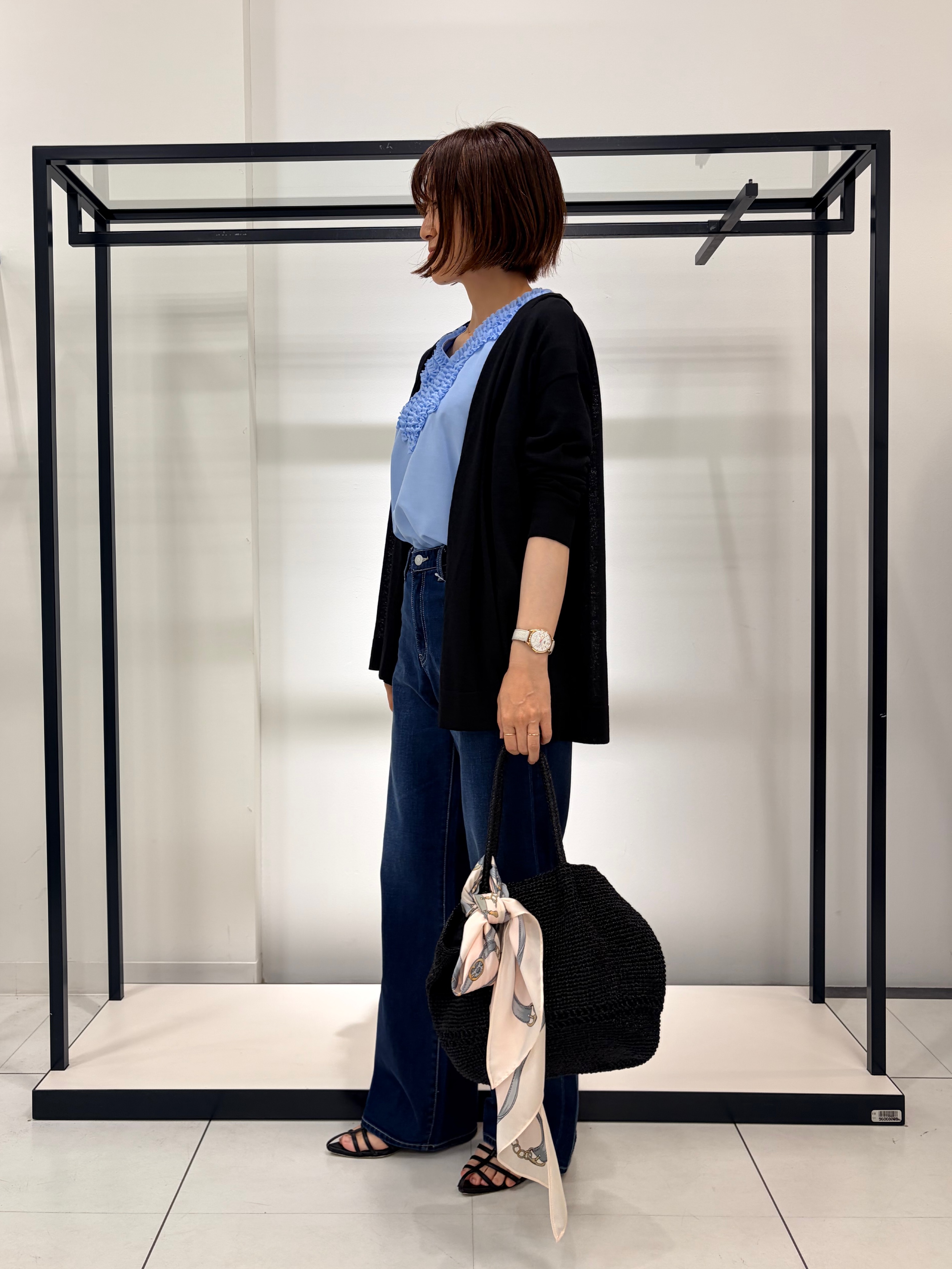 Mikiさんの「UNTITLED｜【接触冷感/通気性/洗える】Vネックフリルブラウス」を使ったコーディネート