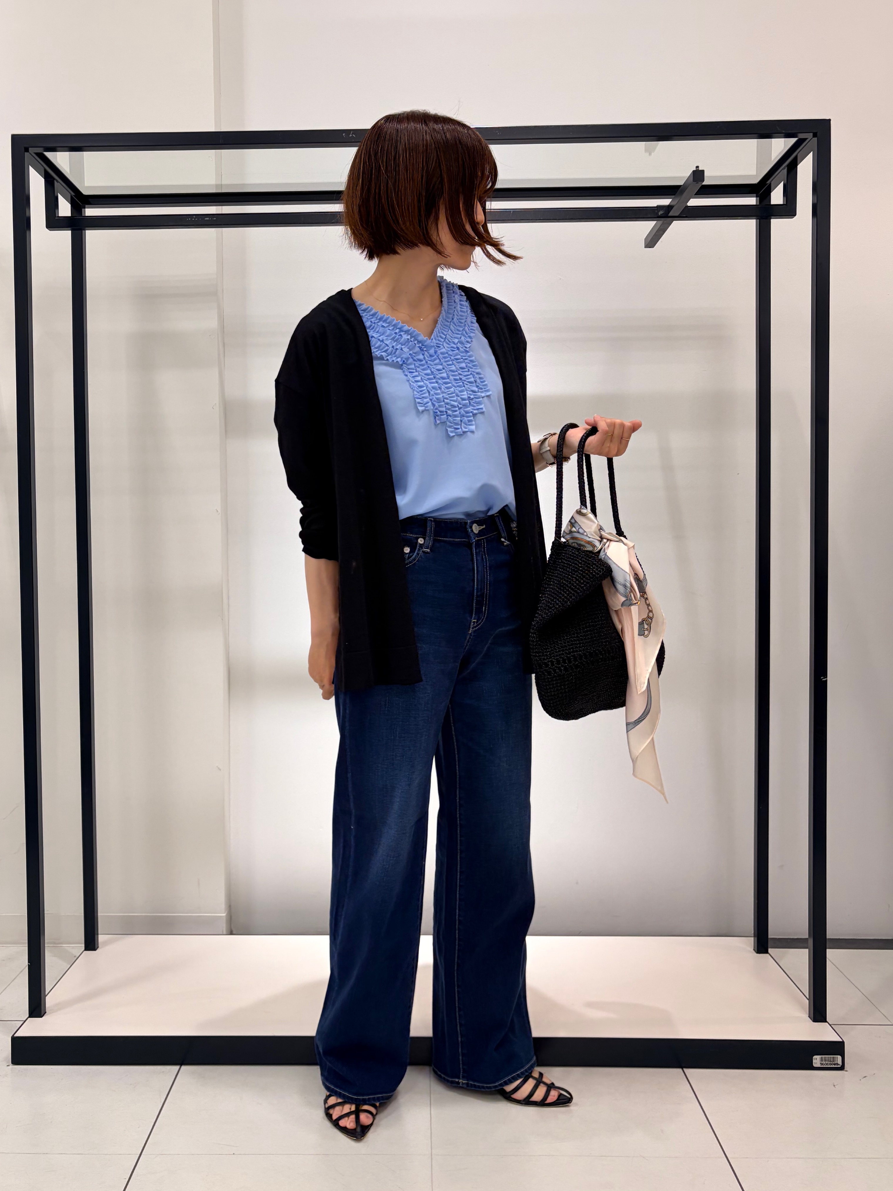 Mikiさんの「UNTITLED｜【接触冷感/通気性/洗える】Vネックフリルブラウス」を使ったコーディネート