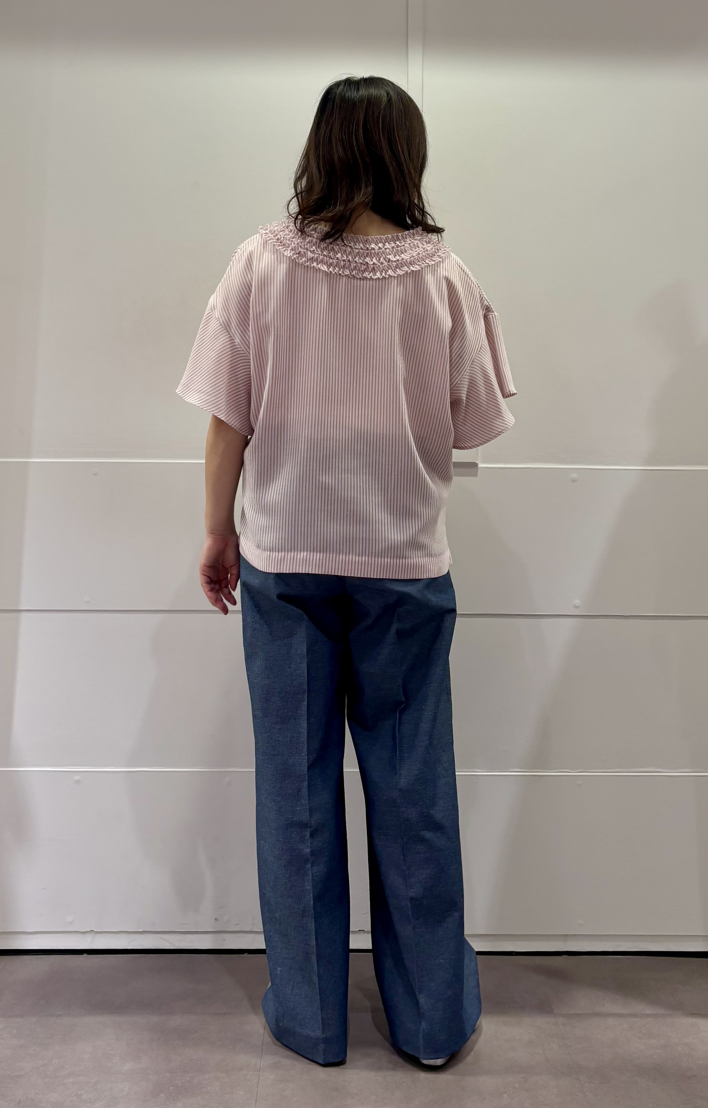 TOKOさんの「UNTITLED｜【接触冷感/通気性/洗える】Vネックフリルブラウス」を使ったコーディネート