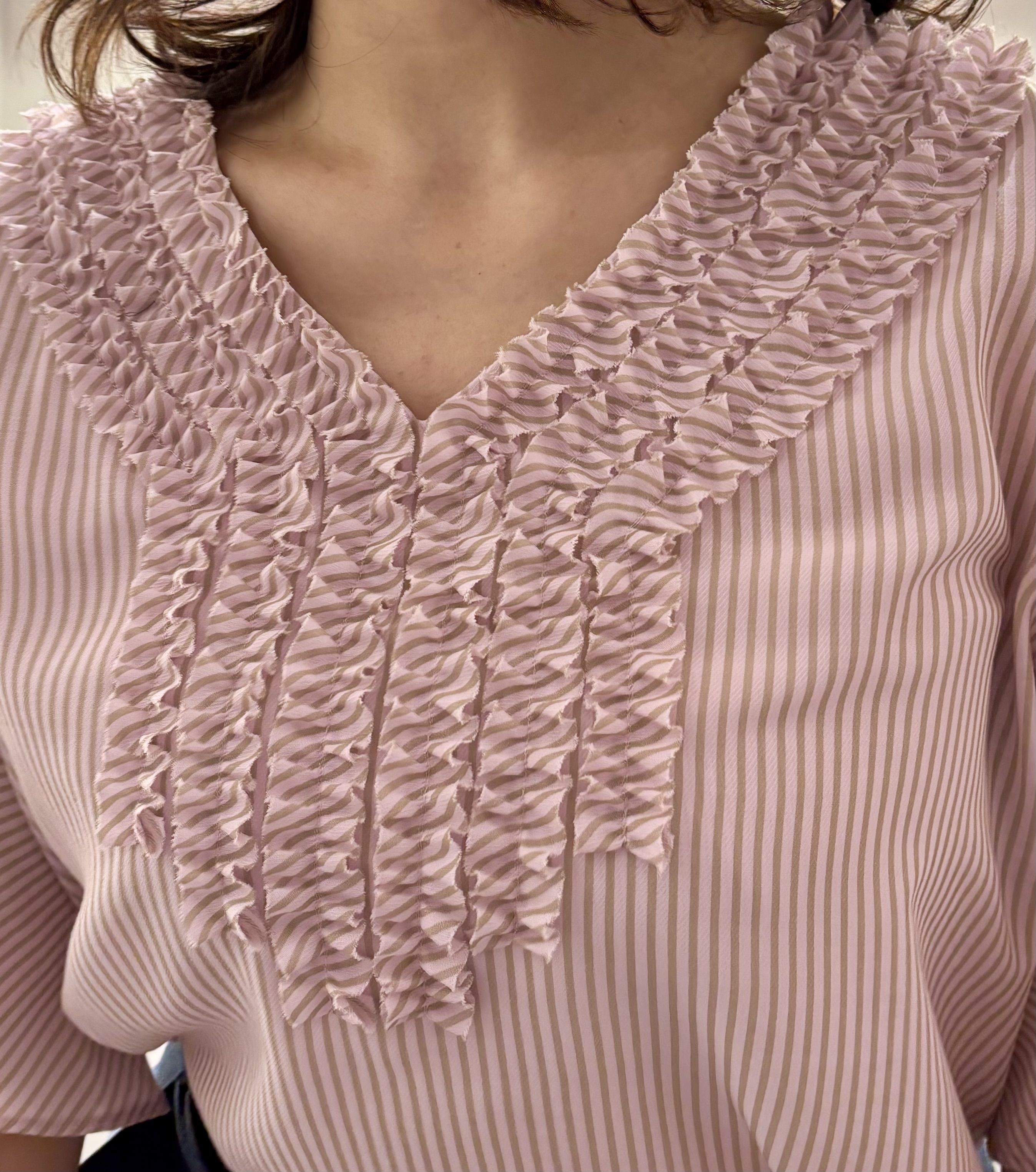 TOKOさんの「UNTITLED｜【接触冷感/通気性/洗える】Vネックフリルブラウス」を使ったコーディネート