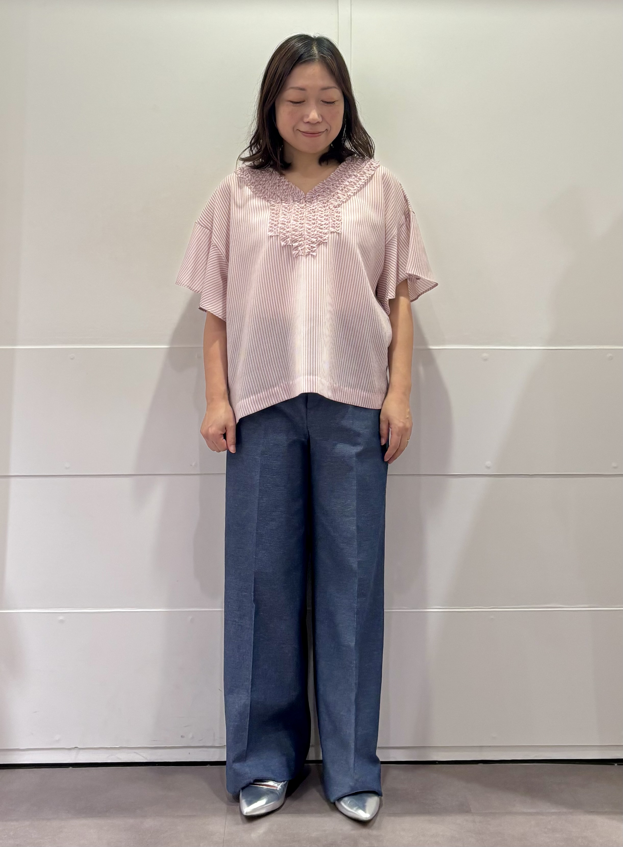 TOKOさんの「UNTITLED｜【接触冷感/通気性/洗える】Vネックフリルブラウス」を使ったコーディネート