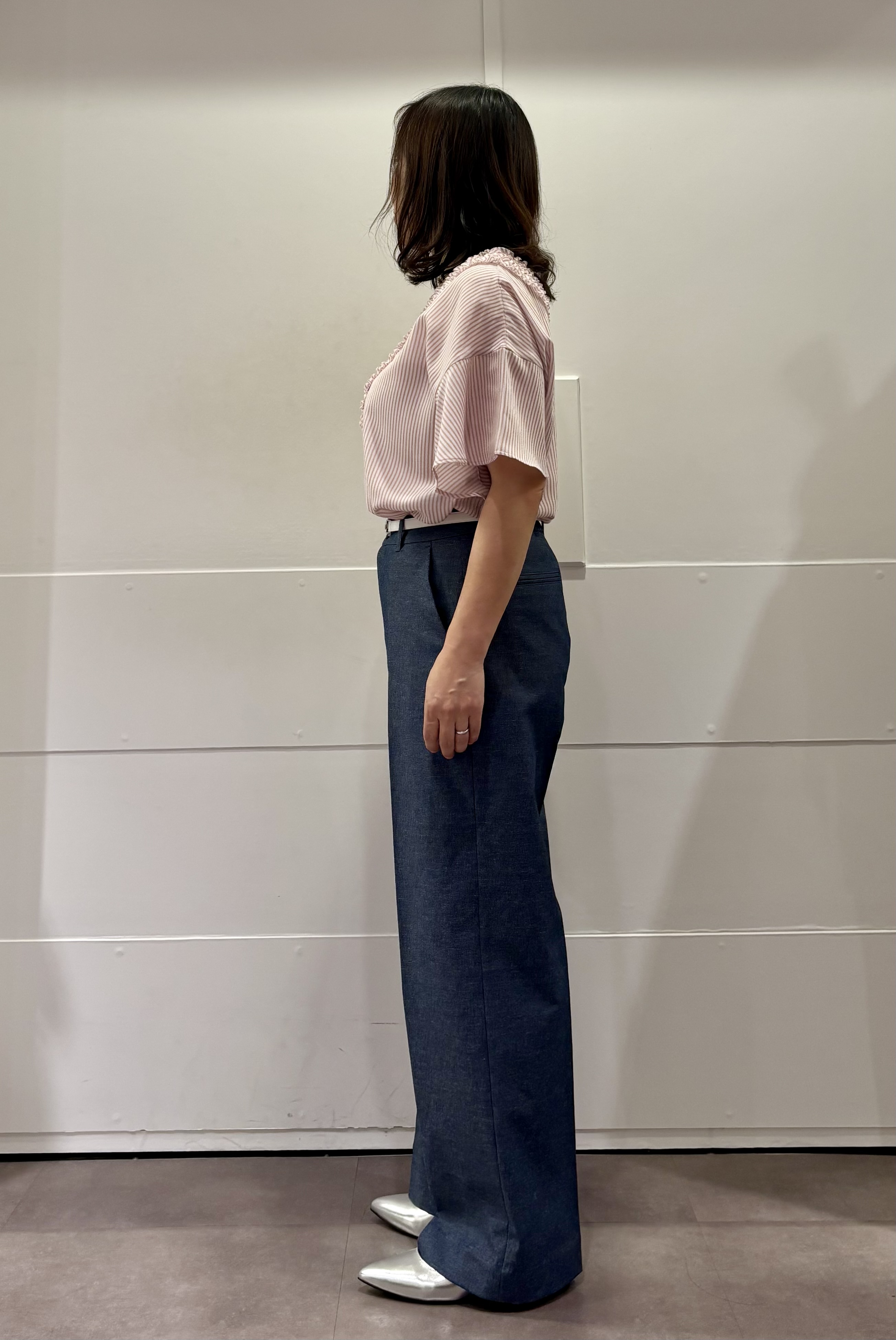 TOKOさんの「UNTITLED｜【接触冷感/通気性/洗える】Vネックフリルブラウス」を使ったコーディネート