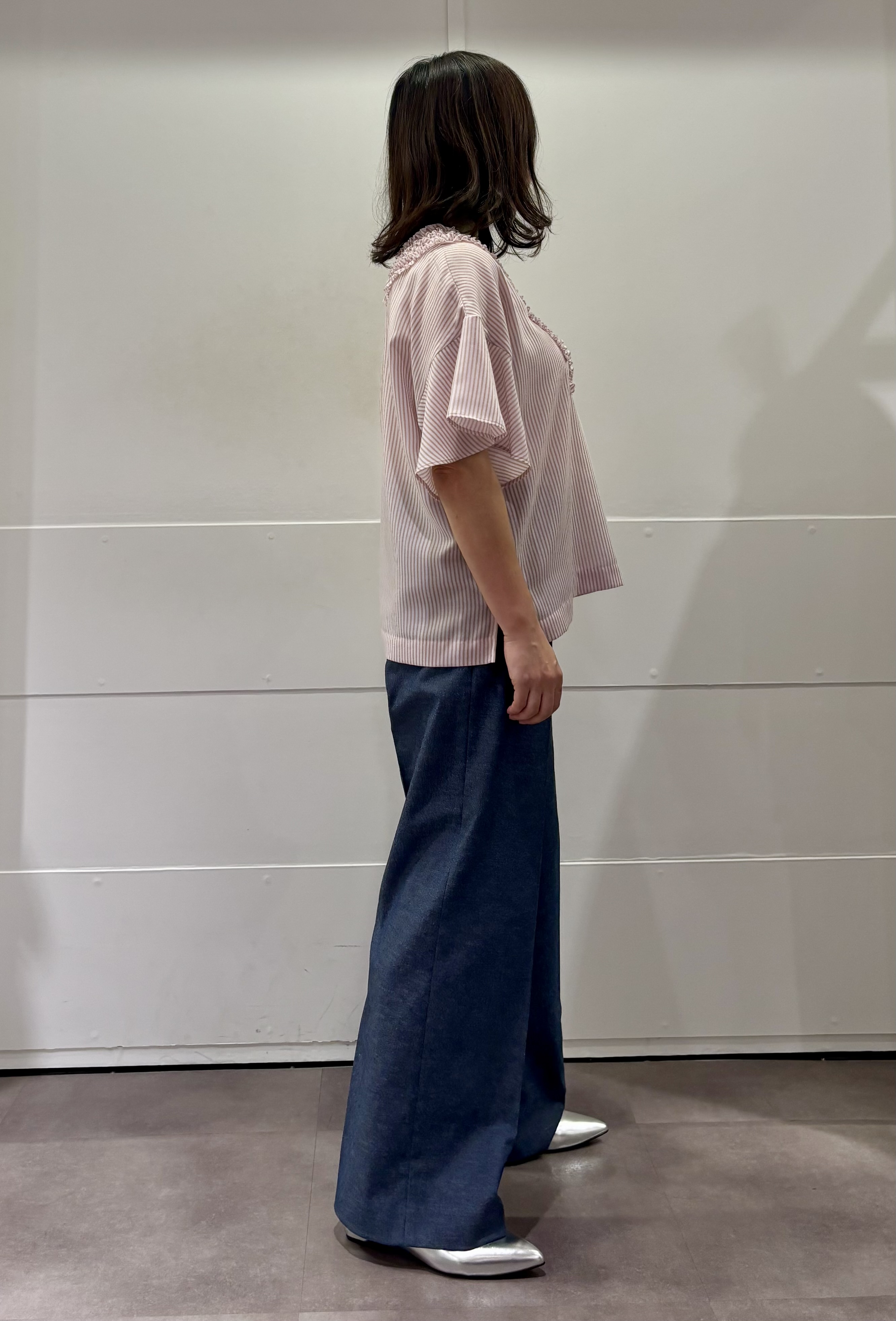 TOKOさんの「UNTITLED｜【接触冷感/通気性/洗える】Vネックフリルブラウス」を使ったコーディネート