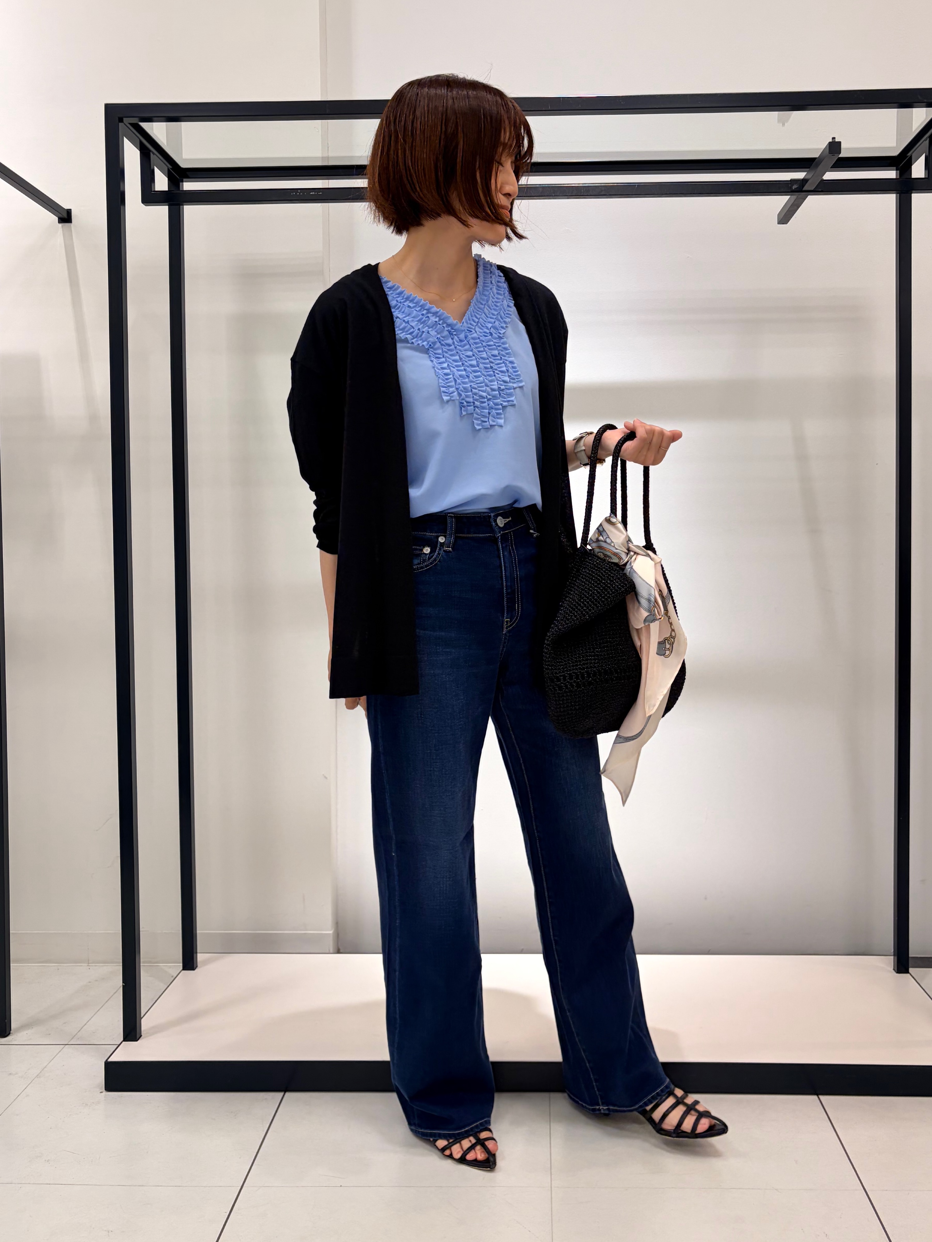 Mikiさんの「UNTITLED｜【接触冷感/通気性/洗える】Vネックフリルブラウス」を使ったコーディネート